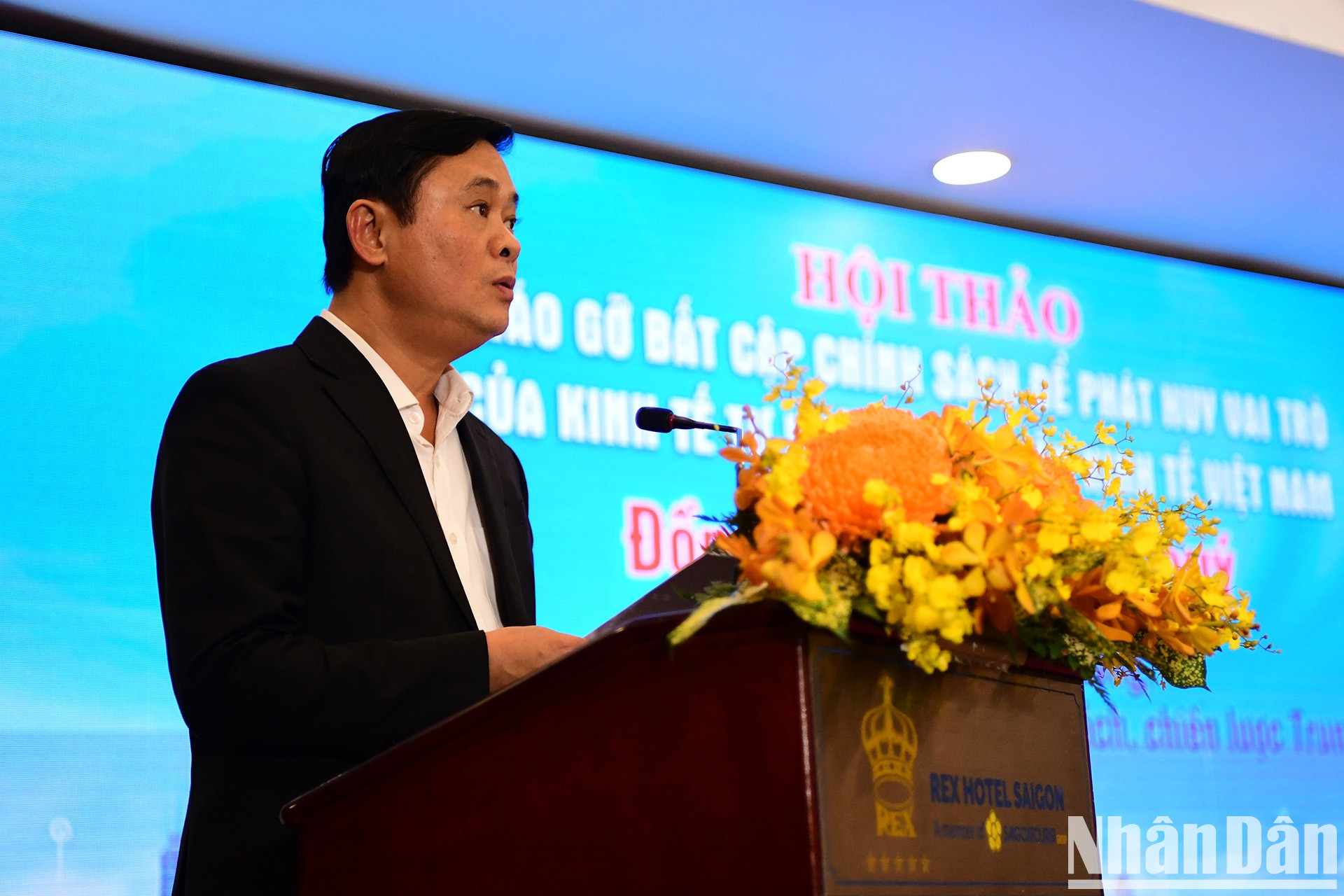 Thai Thanh Quy, subdirector de la Comisión de Política y Estrategia del Comité Central del PCV, pronuncia un discurso. Thai Thanh Quy, subdirector de la Comisión de Política y Estrategia del Comité Central del PCV, pronuncia un discurso.