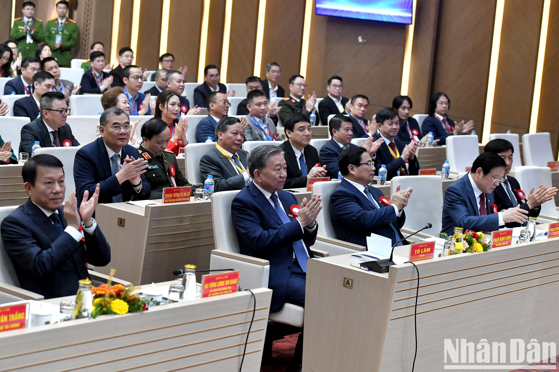 El secretario general del Partido Comunista de Vietnam, To Lam, el primer ministro Pham Minh Chinh y los delegados en la cita. El secretario general del Partido Comunista de Vietnam, To Lam, el primer ministro Pham Minh Chinh y los delegados en la cita.