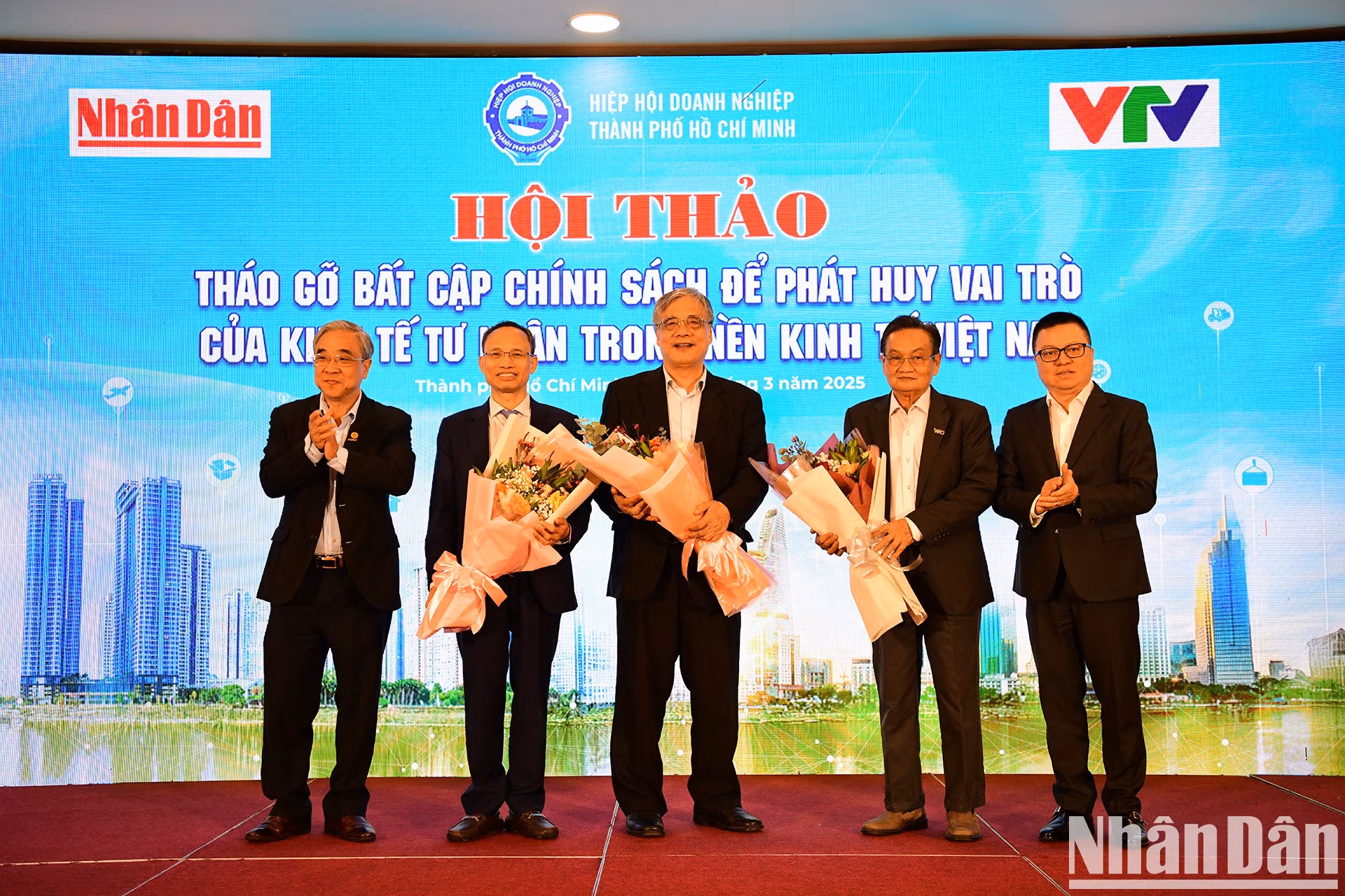 El Comité Organizador obsequia a los economistas asistentes al evento con flores.