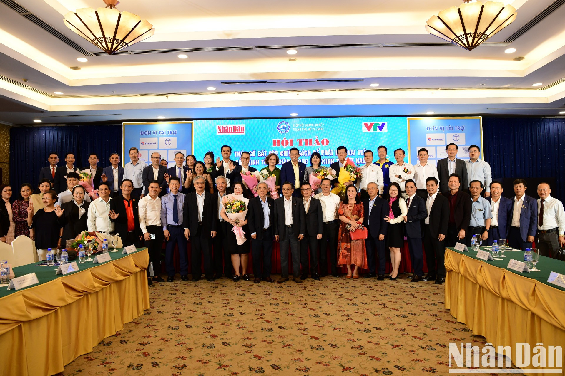 Los delegados toman una foto. Los delegados toman una foto.