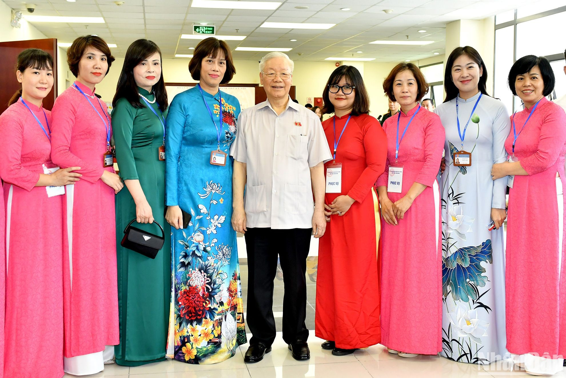 El Secretario General, Nguyen Phu Trong, y cuadros femeninos del Comité Popular del distrito de Hai Ba Trung tras una reunión. El Secretario General, Nguyen Phu Trong, y cuadros femeninos del Comité Popular del distrito de Hai Ba Trung tras una reunión.