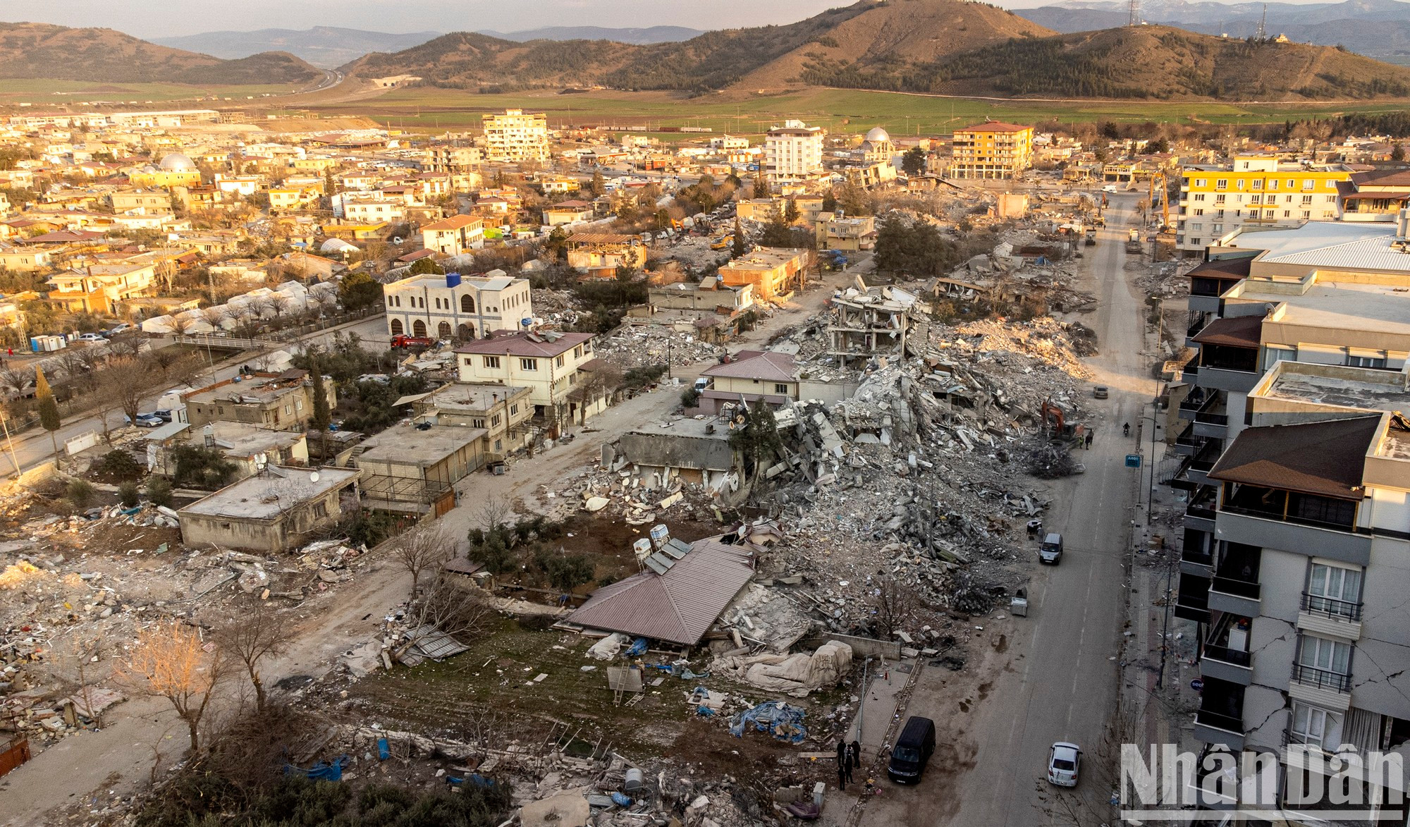 Después de más de dos semanas, el trabajo de limpieza en Nurdagi estaba básicamente terminado. Los caminos están libres. Sin embargo, las horribles huellas del desastre siguen siendo evidentes Después de más de dos semanas, el trabajo de limpieza en Nurdagi estaba básicamente terminado. Los caminos están libres. Sin embargo, las horribles huellas del desastre siguen siendo evidentes