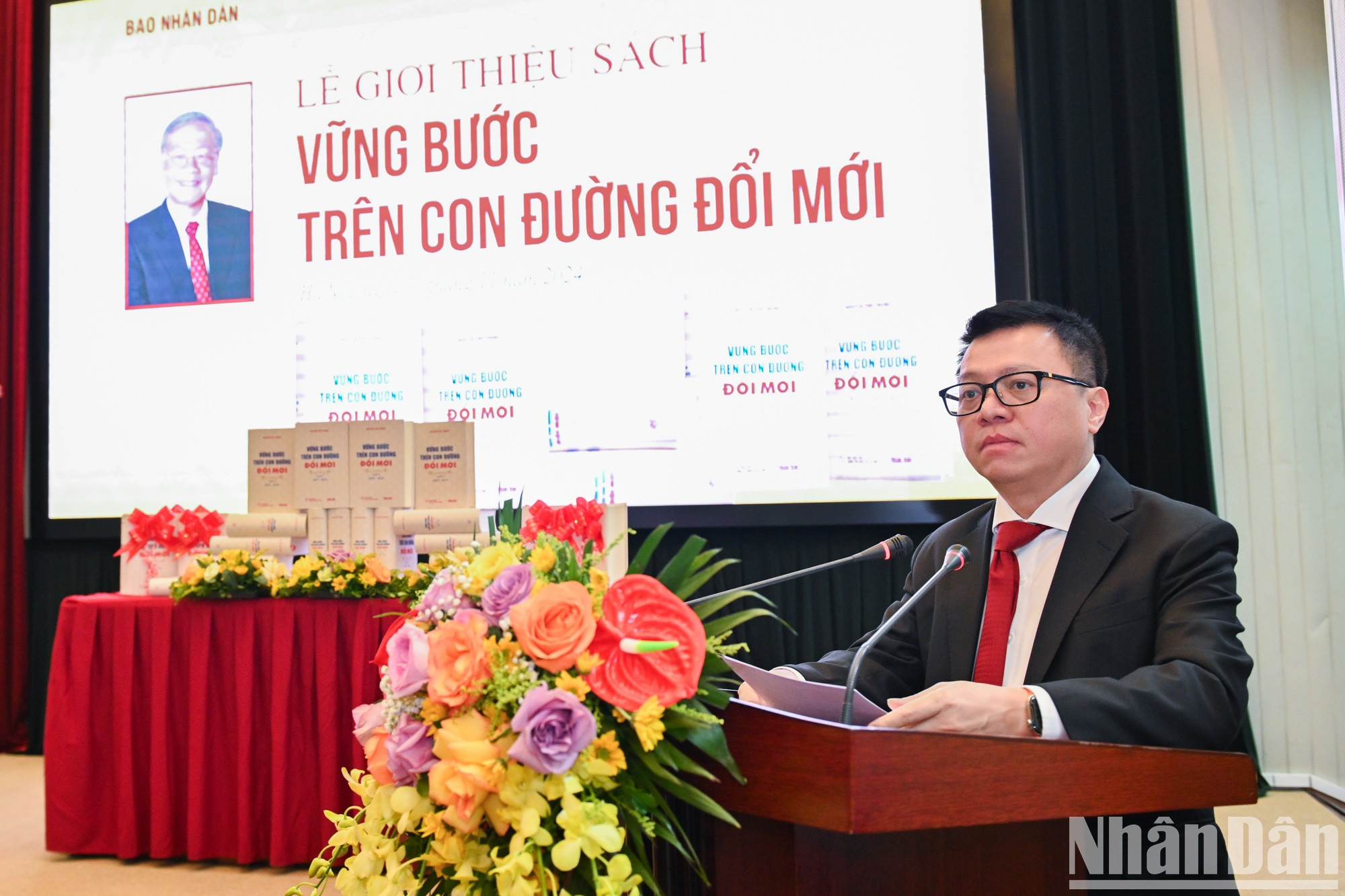 Le Quoc Minh, miembro del Comité Central del Partido, presidente-editor del periódico Nhan Dan, subjefe de la Comisión de Comunicación y Educación y presidente de la Asociación de Periodistas de Vietnam, pronuncia un discurso de apertura.