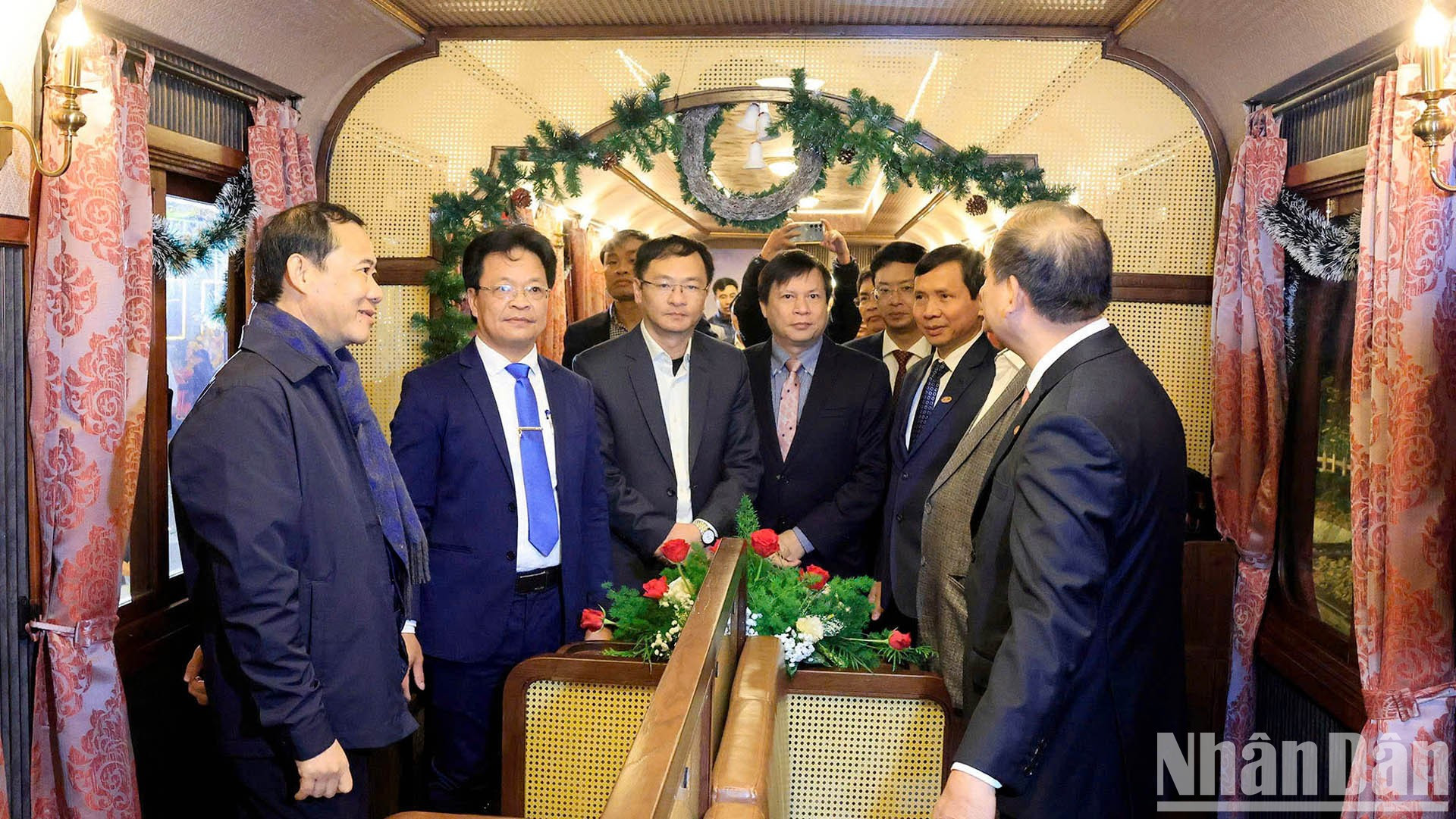Los delegados del compartimento de primera clase salen de la estación de Da Lat hacia Trai Mat, en un viaje de siete kilómetros.