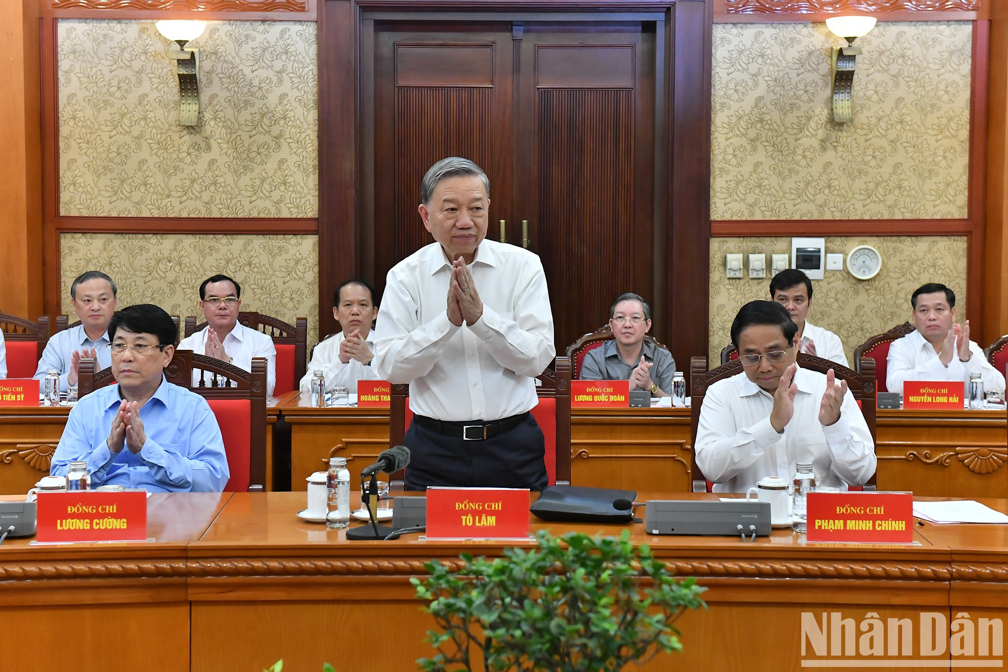 El máximo dirigente vietnamita preside el evento. El máximo dirigente vietnamita preside el evento.