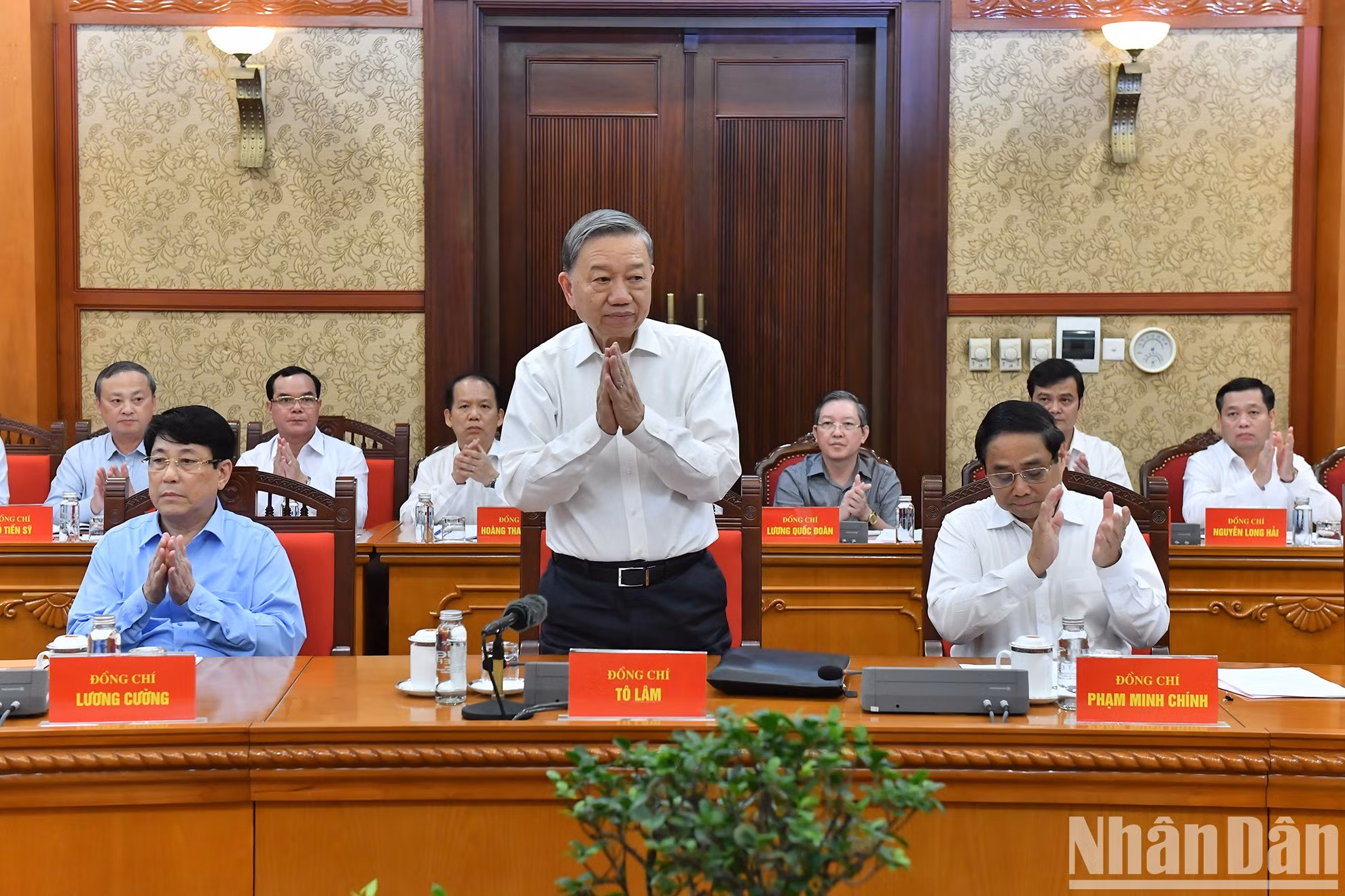 El máximo dirigente vietnamita preside el evento. El máximo dirigente vietnamita preside el evento.