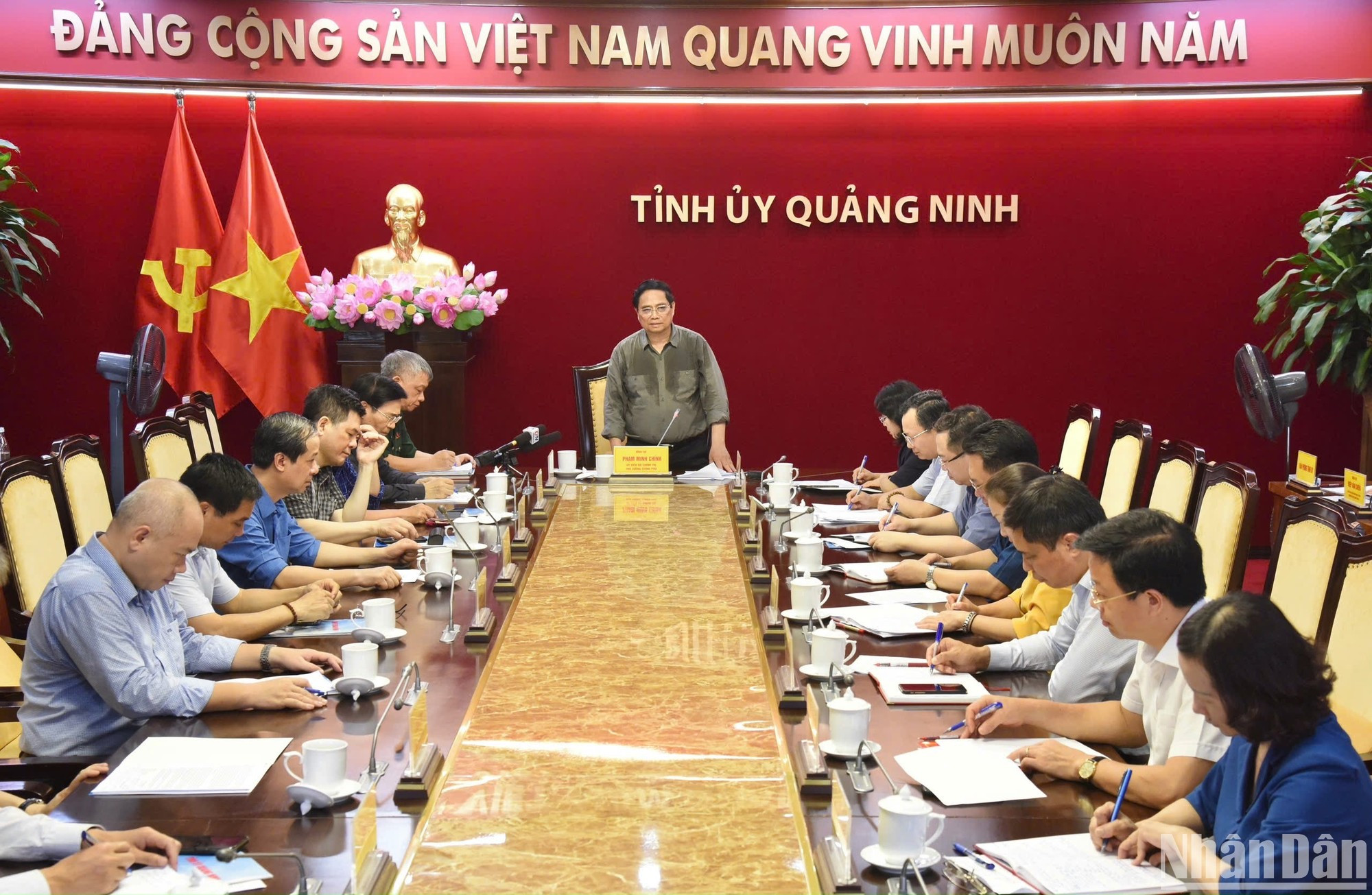 El primer ministro vietnamita preside la reunión con los ministerios, sectores y gobiernos locales para superar las consecuencias causadas por la tormenta número 3 en Quang Ninh.