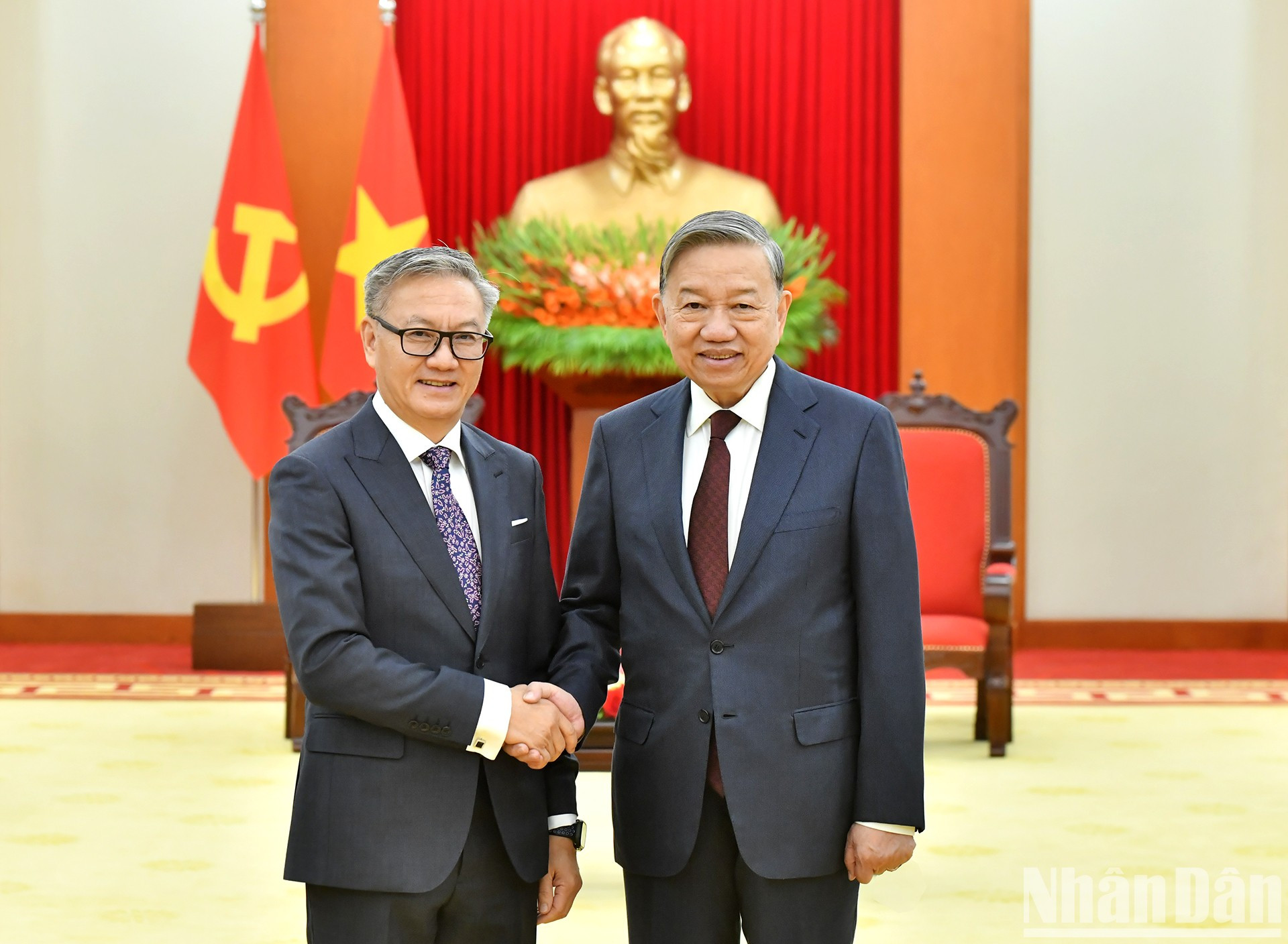 El secretario general del Partido Comunista de Vietnam, To Lam, y el canciller de Laos, Thongsavanh Phomvihane. El secretario general del Partido Comunista de Vietnam, To Lam, y el canciller de Laos, Thongsavanh Phomvihane.