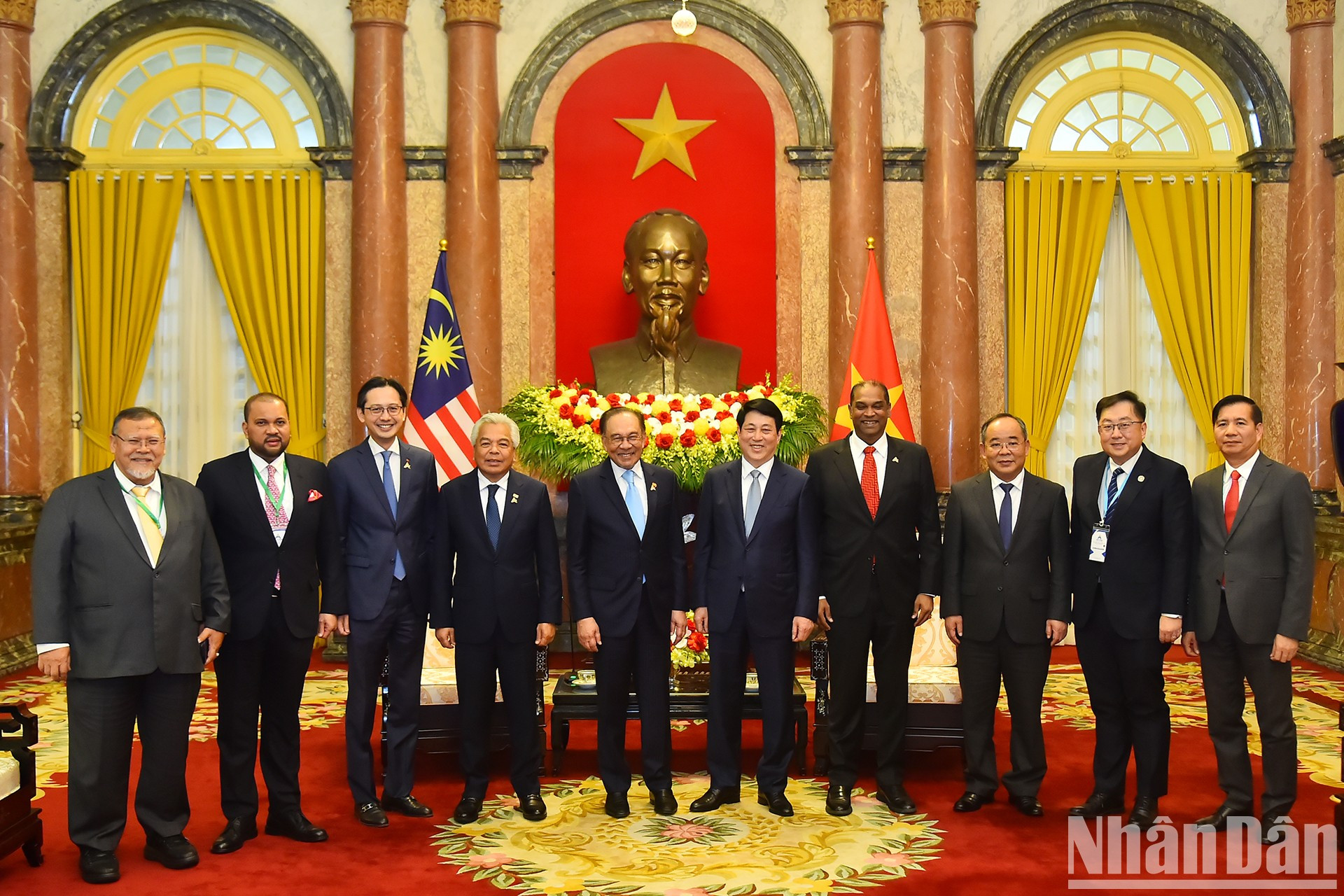 El presidente de Vietnam, Luong Cuong, el premier de Malasia, Anwar Ibrahim, y delegados en la cita.