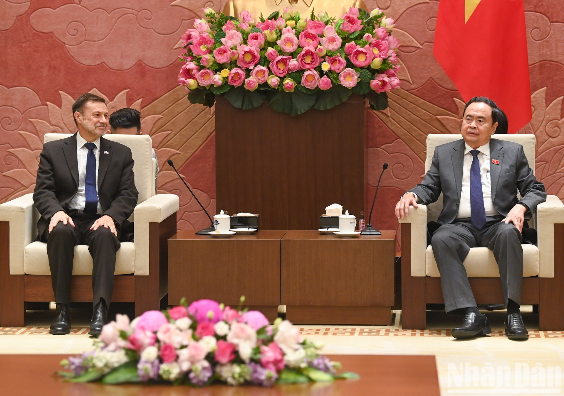 El presidente de la Asamblea Nacional vietnamita, Tran Thanh Man, recibe al saliente embajador australiano en Hanói, Andrew Goledzinowski.
