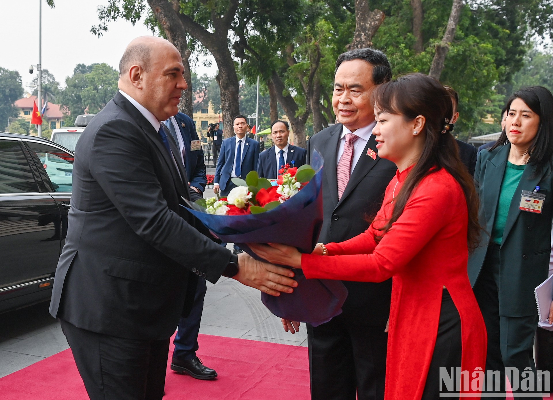 El personal de la Oficina parlamentaria entrega flores para dar la bienvenida al premier ruso. El personal de la Oficina parlamentaria entrega flores para dar la bienvenida al premier ruso.