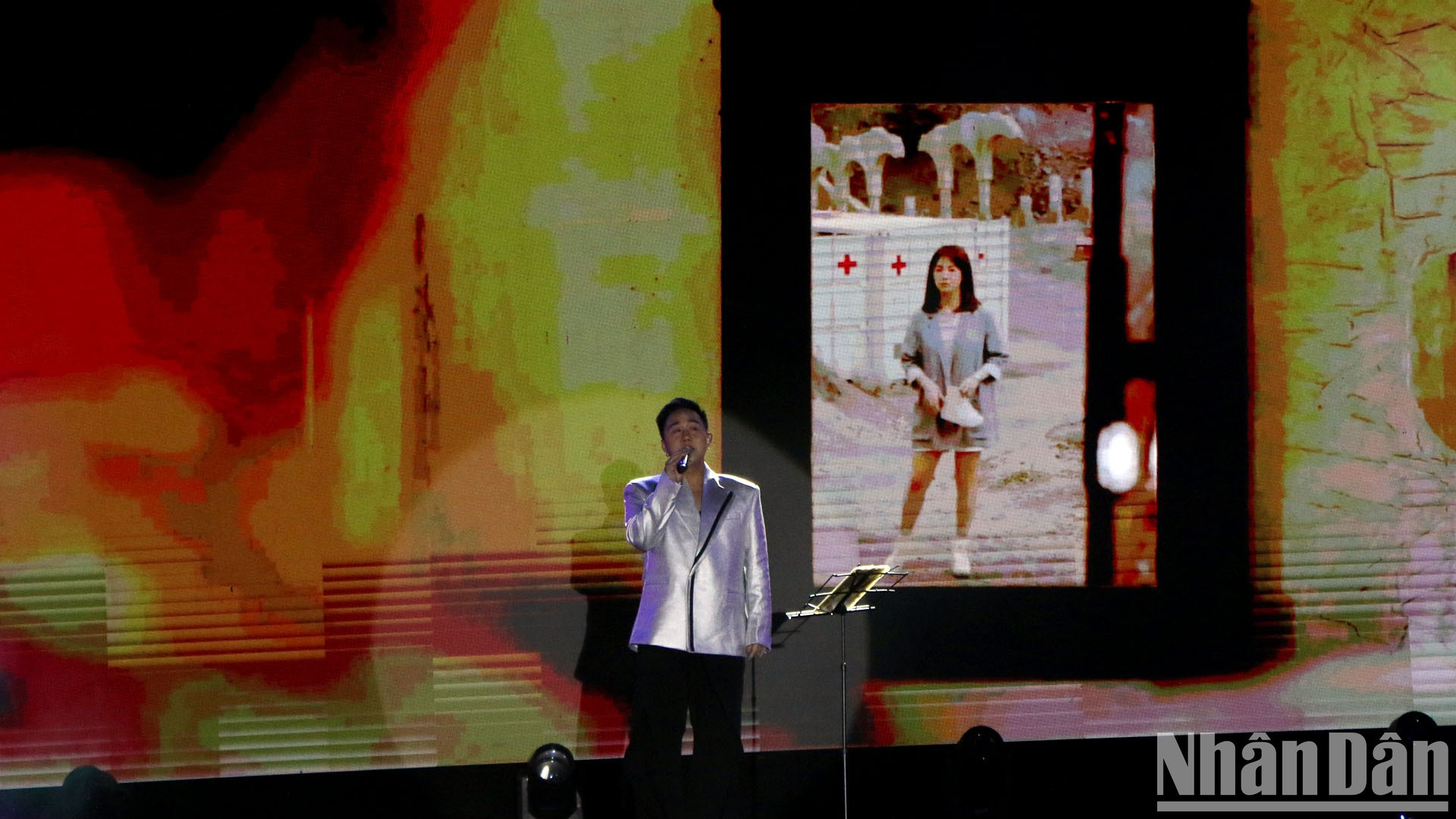 Actuación del cantante vietnamita Trung Quan Idol...