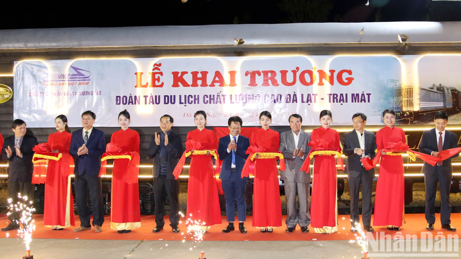 Los dirigentes de la provincia de Lam Dong, la ciudad de Da Lat y la Corporación Ferroviaria de Vietnam, en la ceremonia de apertura.