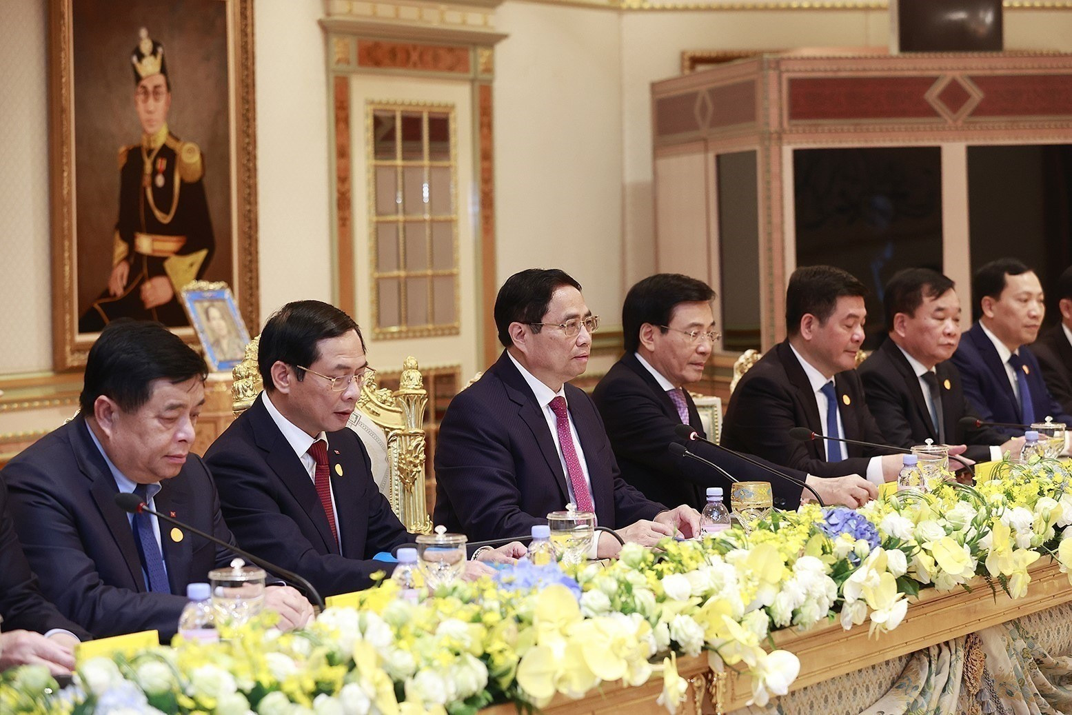 El premier Pham Minh Chinh y la delegación vietnamita en una reunión. El premier Pham Minh Chinh y la delegación vietnamita en una reunión.