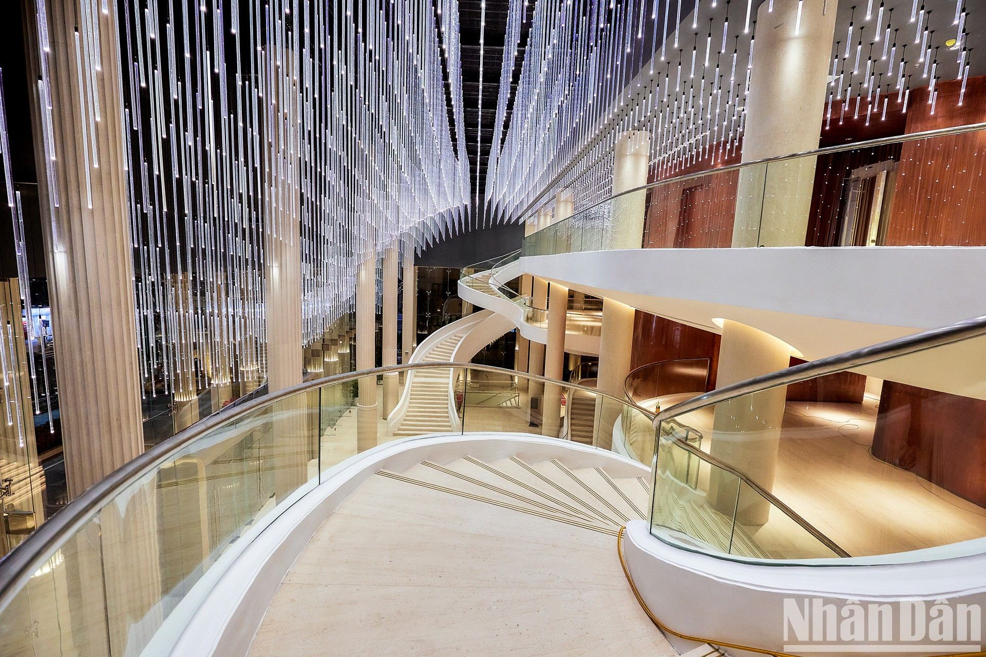 Con tres mil luces LED en el techo, el diseño interior del vestíbulo del teatro se inspira en la noche estrellada.