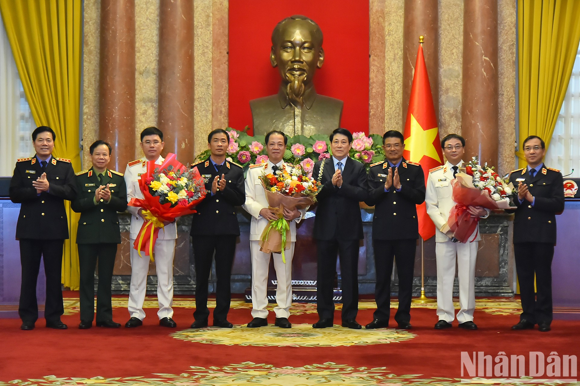 El presidente vietnamita, Luong Cuong, funcionarios designados y líderes de la Fiscalía Popular Suprema. El presidente vietnamita, Luong Cuong, funcionarios designados y líderes de la Fiscalía Popular Suprema.