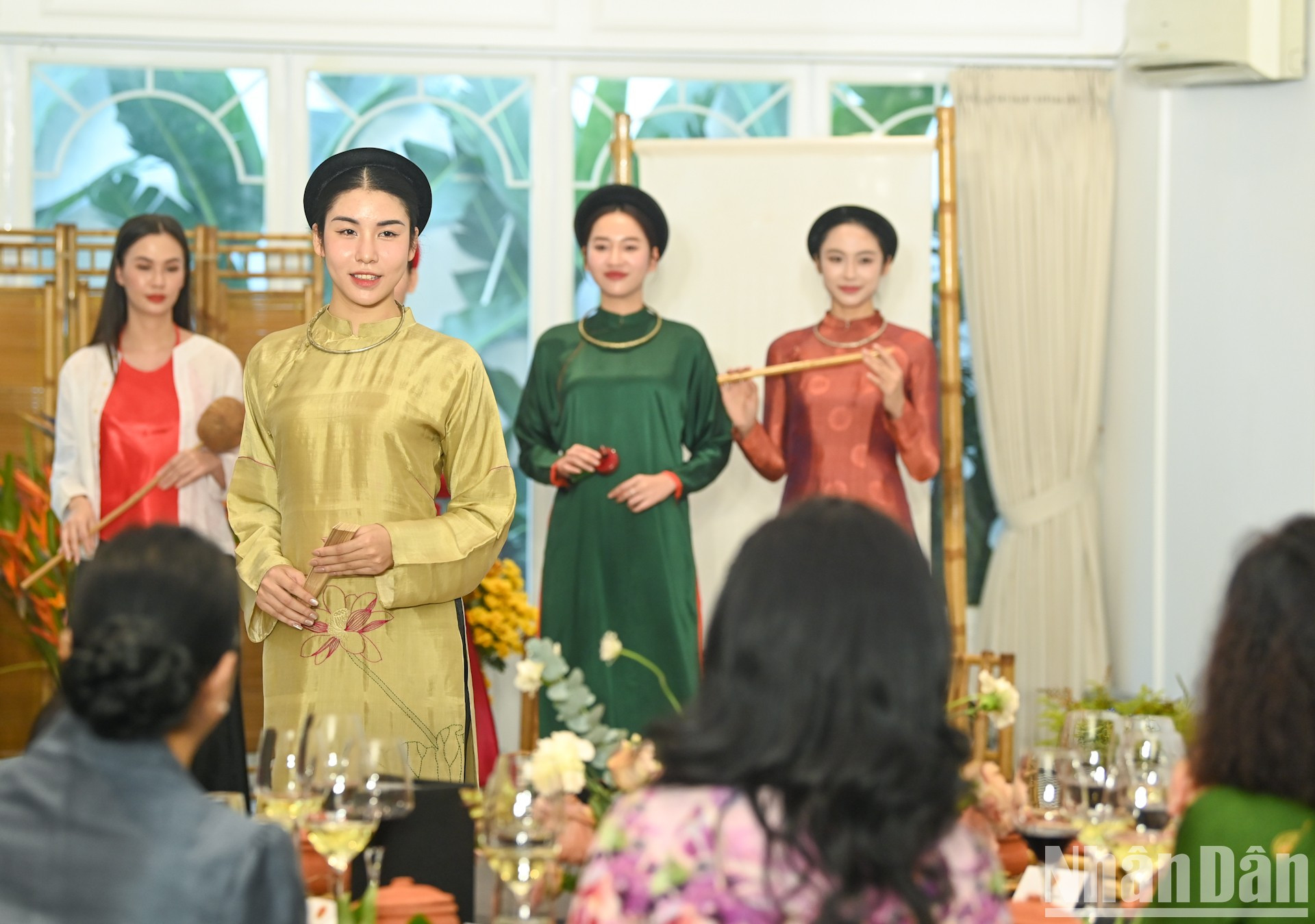 Actuación de Ao Dai: traje tradicional que simboliza la belleza de las mujeres vietnamitas.