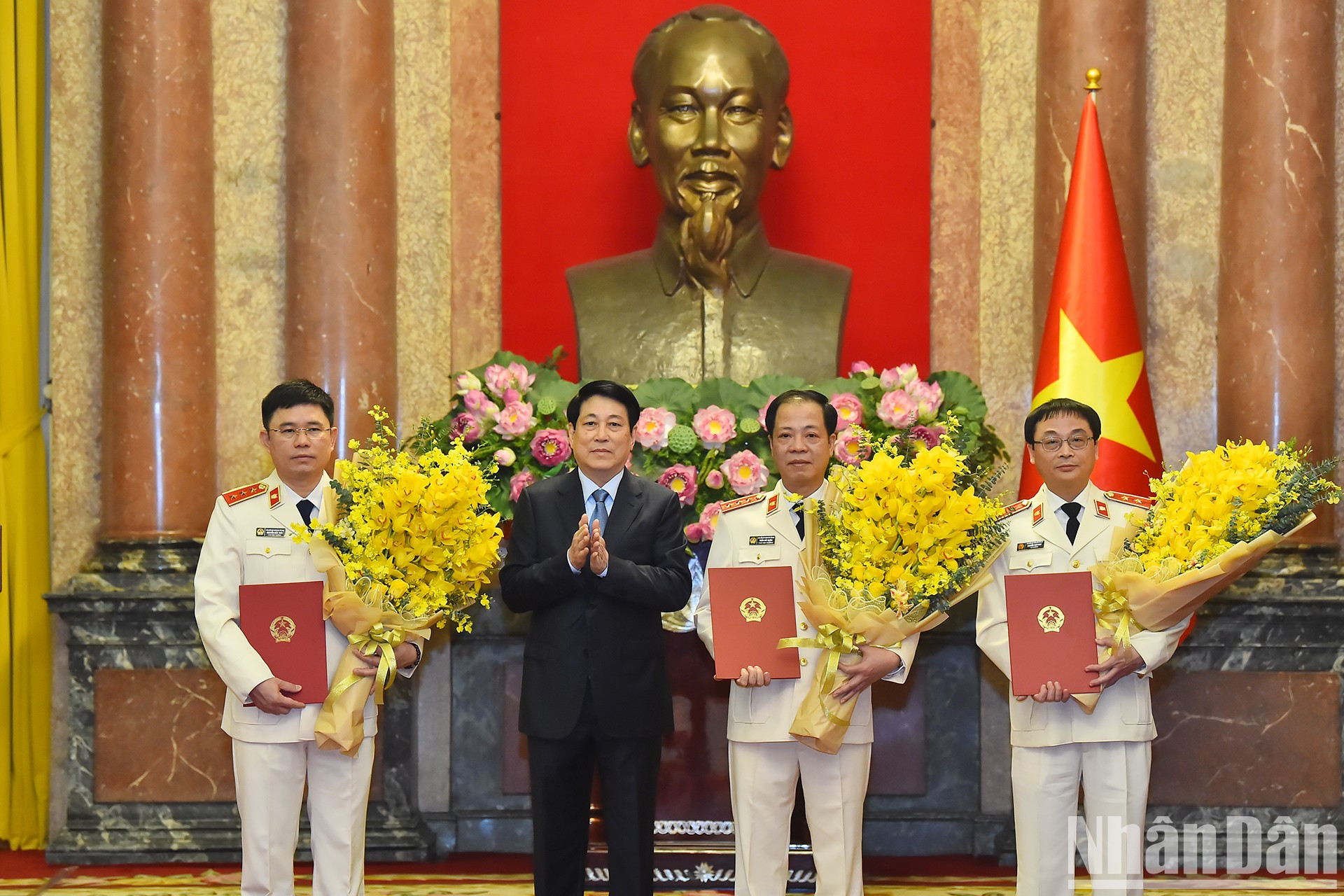 El presidente vietnamita, Luong Cuong, entrega las decisiones a los funcionarios. El presidente vietnamita, Luong Cuong, entrega las decisiones a los funcionarios.