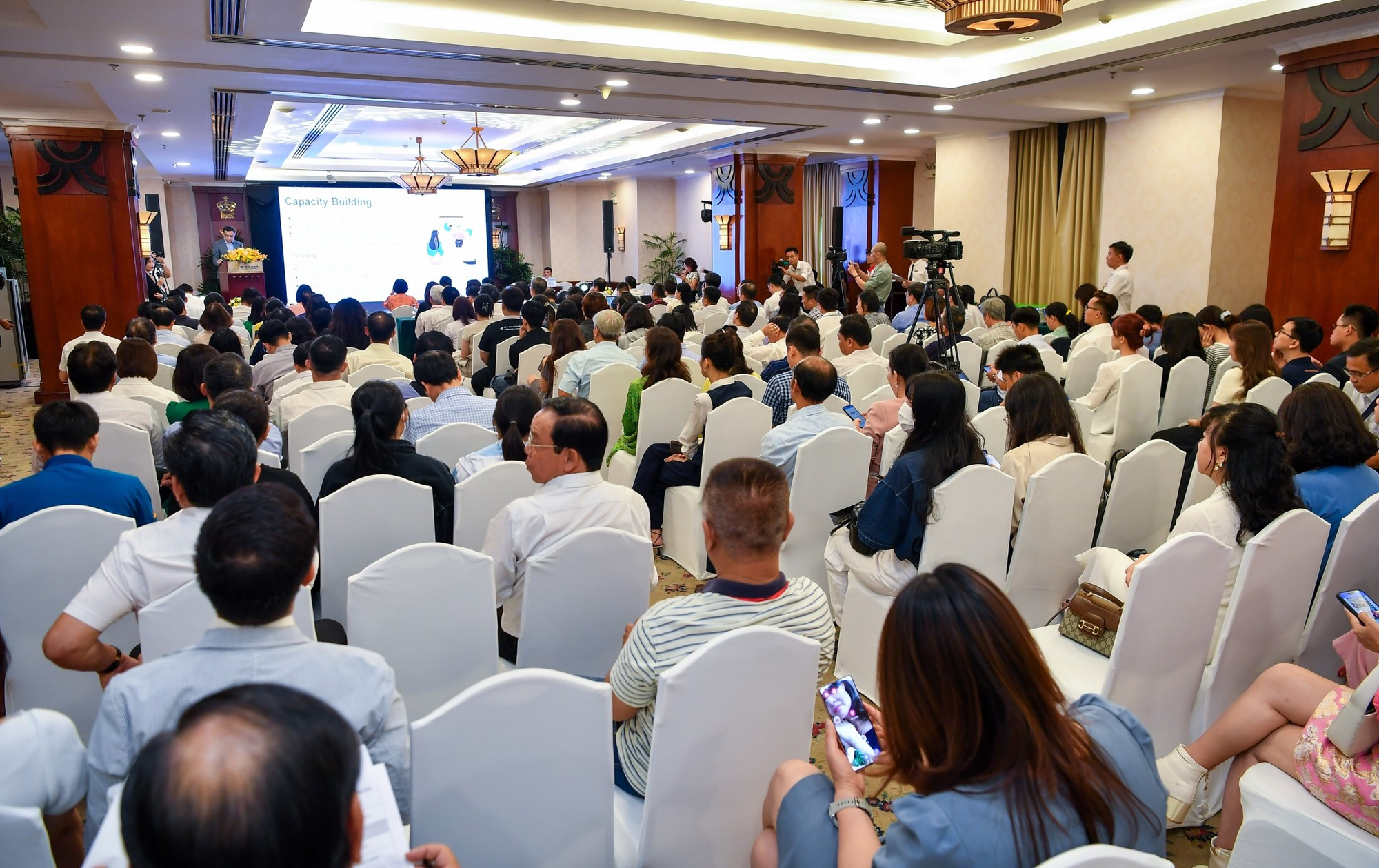 Vista panorama de la sesión de discusión. Vista panorama de la sesión de discusión.