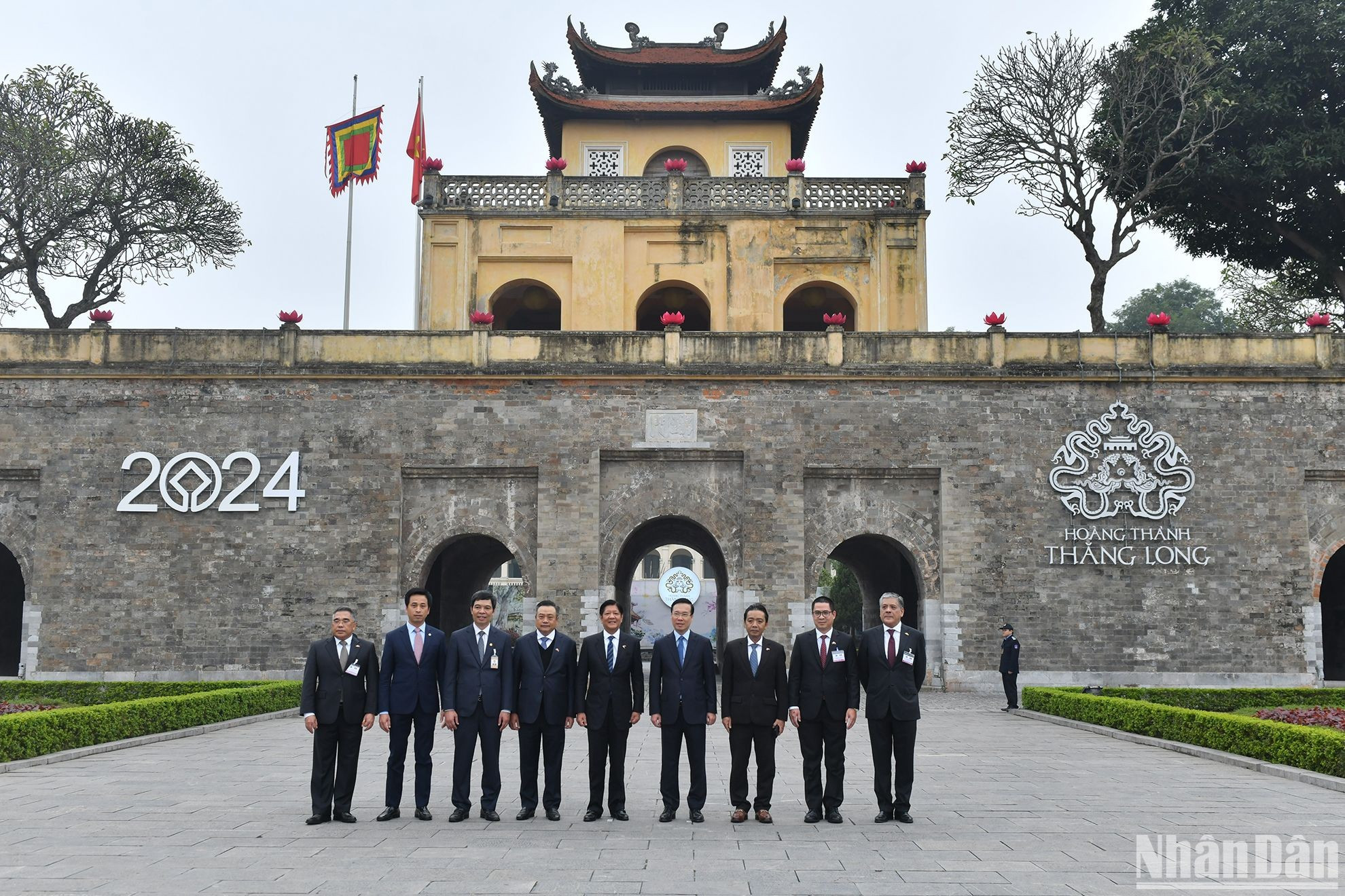 Los dos presidentes y los delegados vietnamitas y filipinos en la Ciudadela Imperial de Thang Long. Los dos presidentes y los delegados vietnamitas y filipinos en la Ciudadela Imperial de Thang Long.