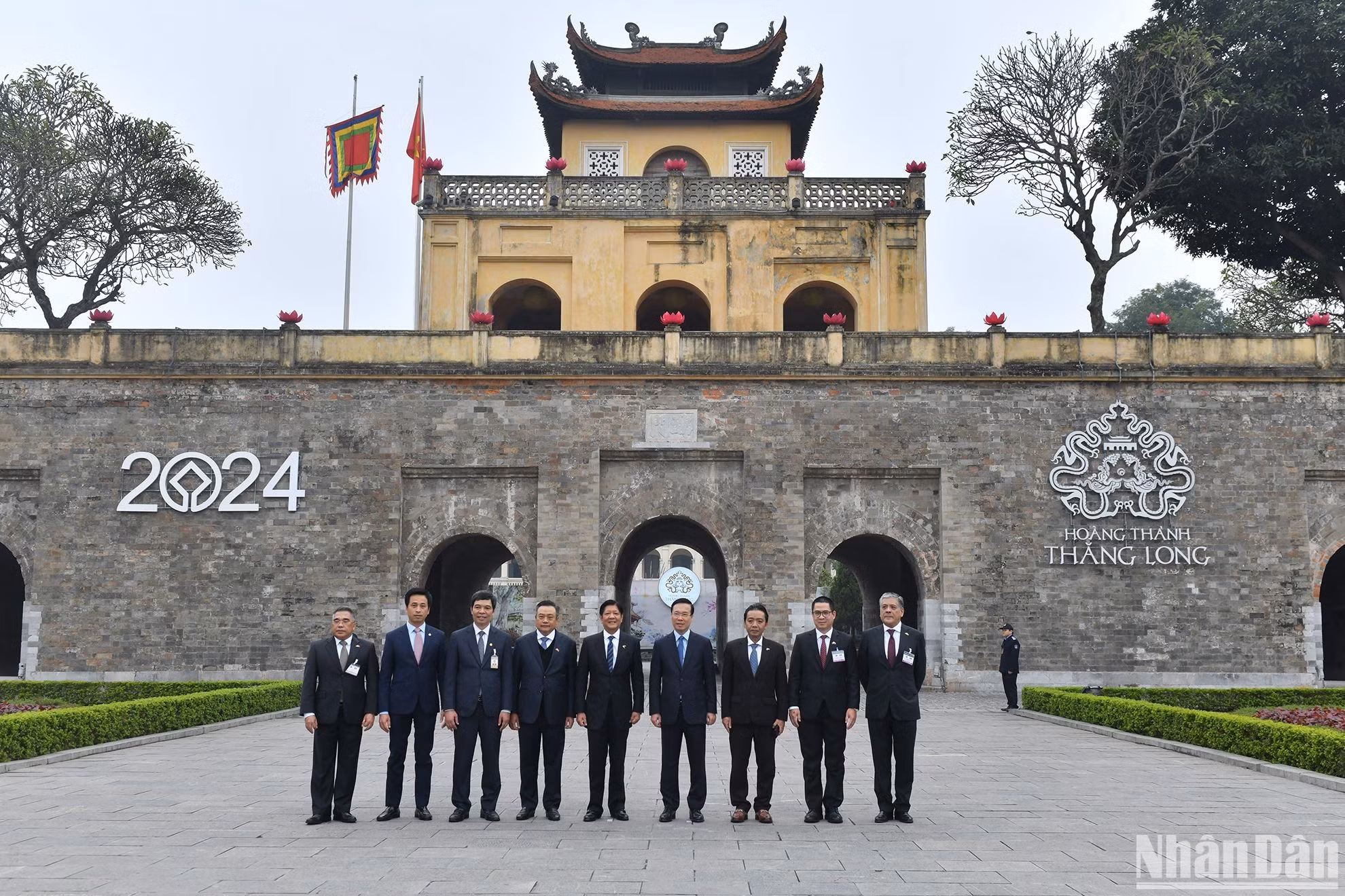 Los dos presidentes y los delegados vietnamitas y filipinos en la Ciudadela Imperial de Thang Long.