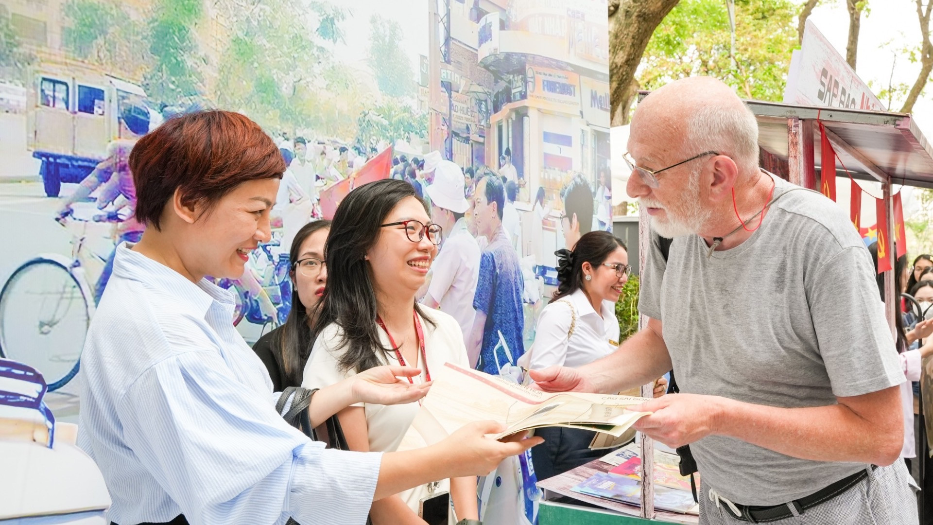 [Foto] Visitantes extranjeros impresionados por exposición interactiva del periódico Nhan Dan