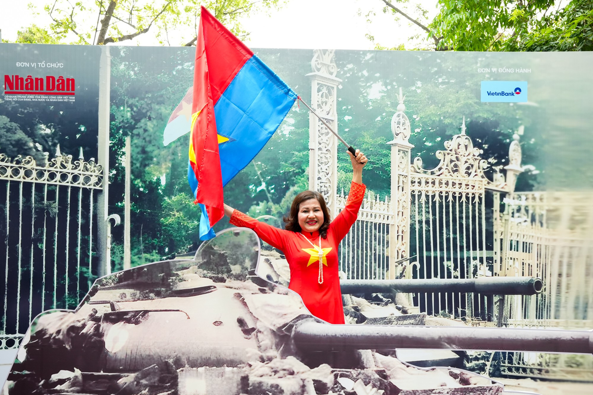La alegría de presenciar el derribo del tanque 390 de la puerta principal del Palacio de la Independencia parece aún grabada en la memoria de muchas personas.