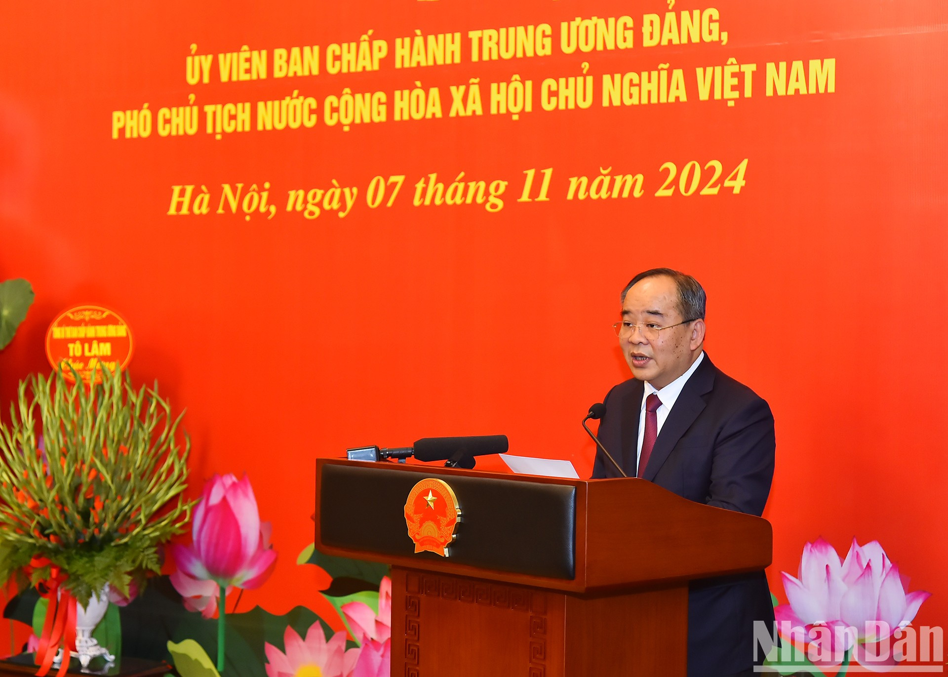 El jefe de la Oficina Presidencial, Le Khanh Hai, habla en la cita.