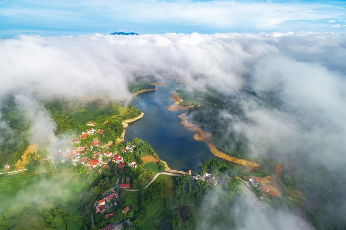 Bac Son no solo es famoso por el pico de Na Lay y la aldea cultural de Quynh Son, sino también por el paso de Tam Canh y el lago de Tam Hoa (en la foto) en la comuna de Hung Vu. Este es un reservorio de agua dulce rodeado de altas montañas y árboles verdes, lo que en días nublados crea un escenario de fantasía.