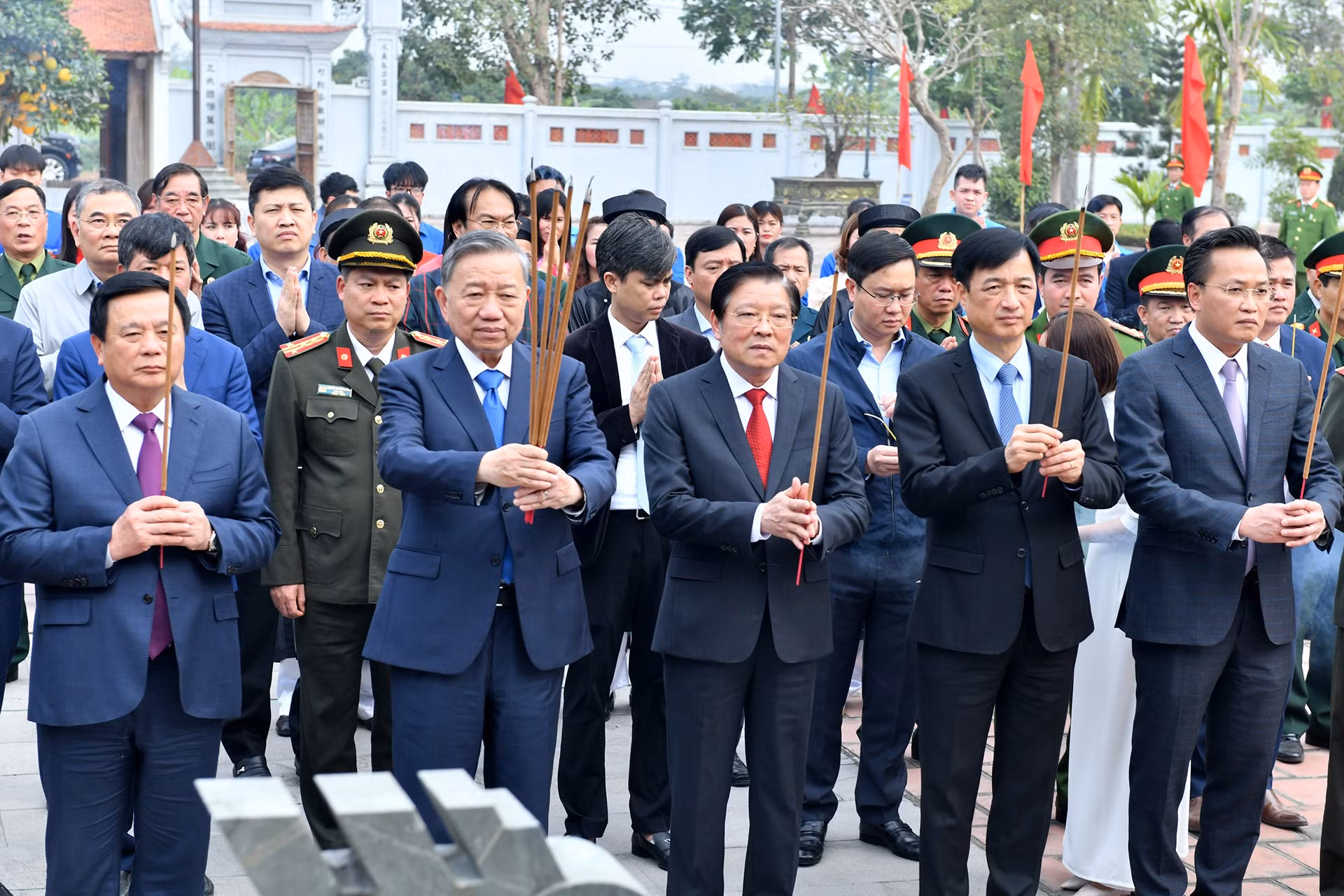 El secretario general del Partido Comunista de Vietnam, To Lam, ofrece incienso en el templo Trieu Viet Vuong, dedicado al monarca vietnamita del siglo VI.
