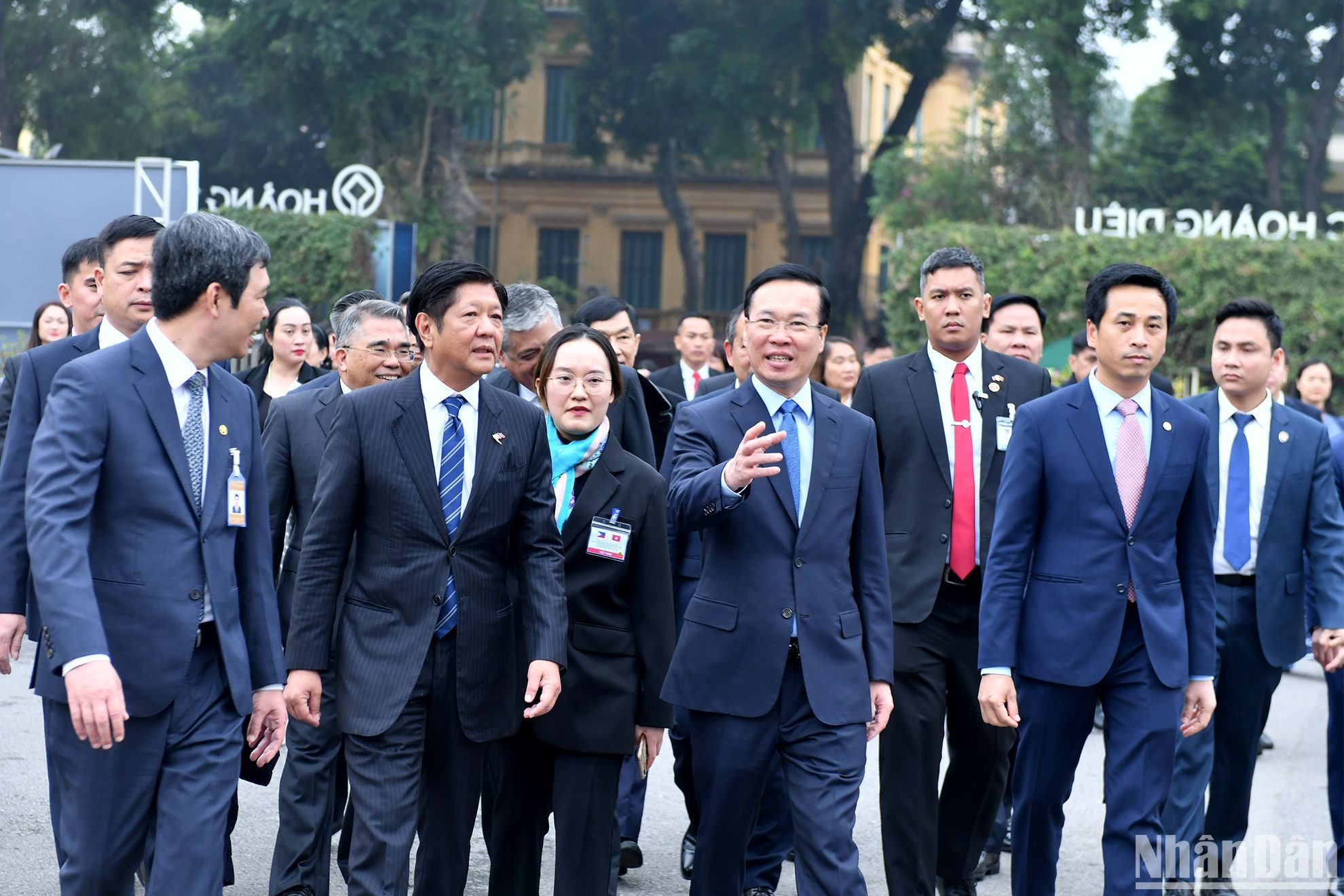 El presidente Vo Van Thuong y su par filipino, Ferdinand Marcos Jr., visitan la Ciudadela Imperial de Thang Long. El presidente Vo Van Thuong y su par filipino, Ferdinand Marcos Jr., visitan la Ciudadela Imperial de Thang Long.