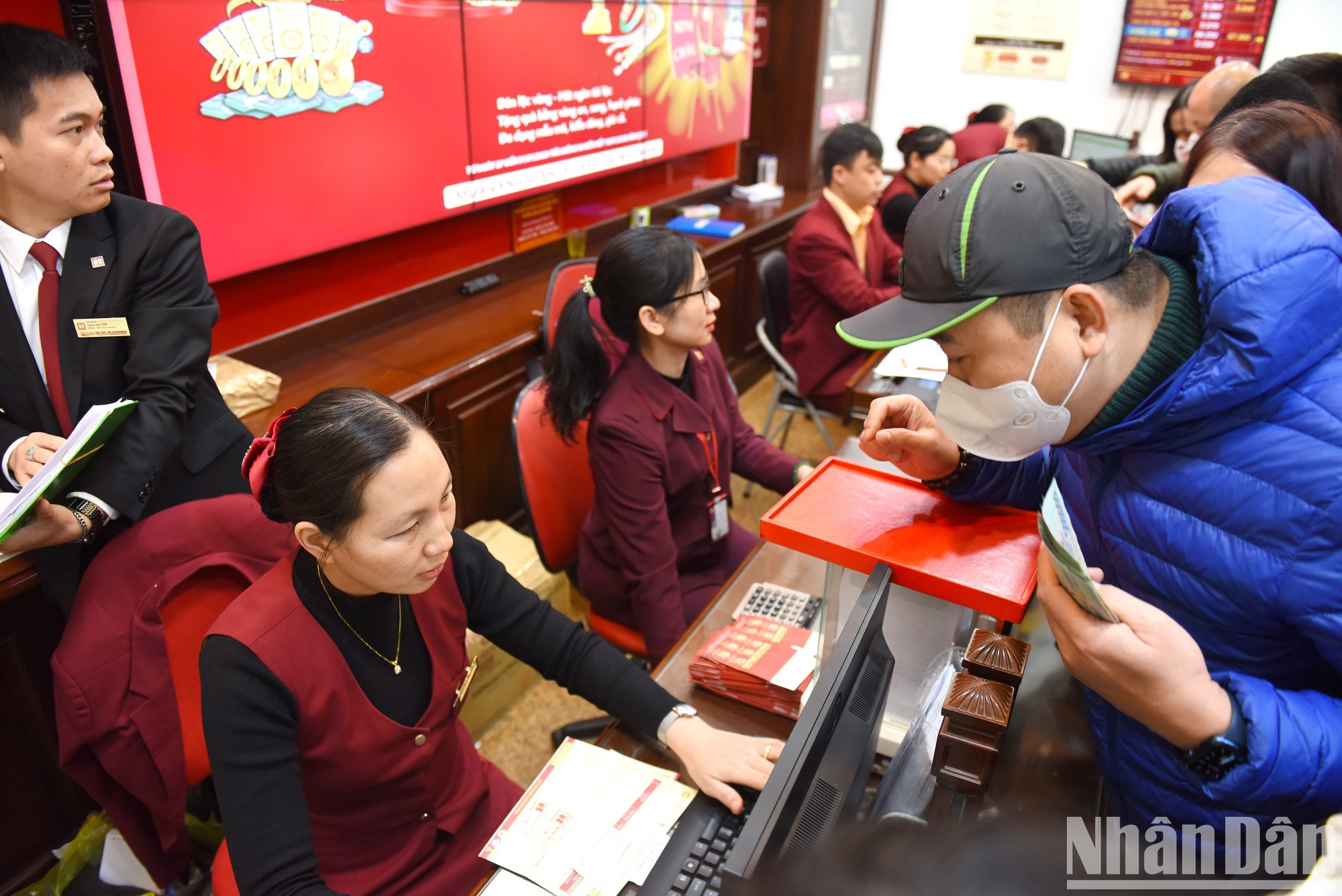 "Todos los años en este día, me tomo el tiempo para comprar un poco de oro para desear un nuevo año de buena suerte y fortuna", comenta un residente. "Todos los años en este día, me tomo el tiempo para comprar un poco de oro para desear un nuevo año de buena suerte y fortuna", comenta un residente.