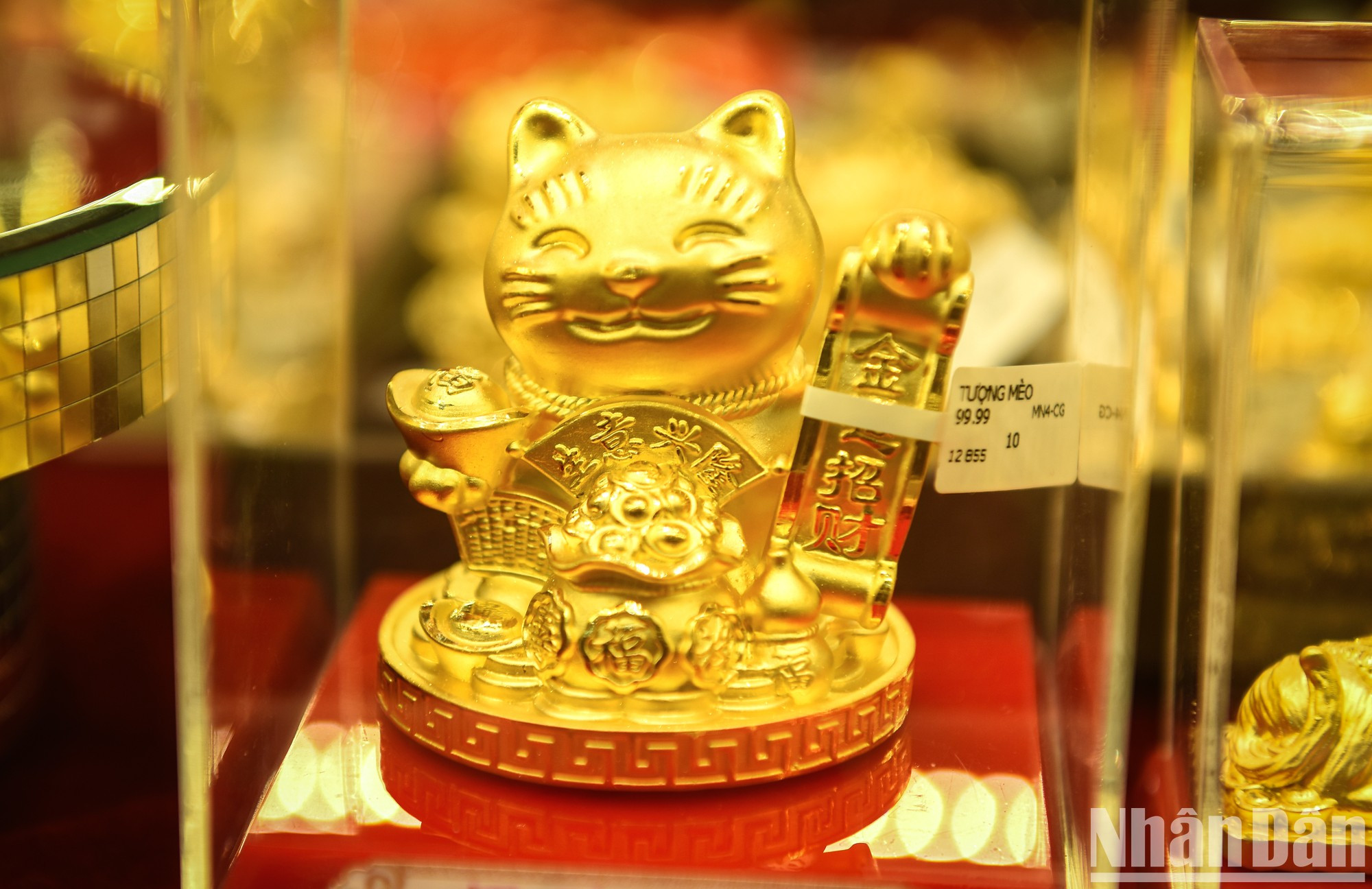 Venta de mascota del gato dorado. Según la creencia, este es un objeto que traerá suerte y riqueza a la familia del propietario. Venta de mascota del gato dorado. Según la creencia, este es un objeto que traerá suerte y riqueza a la familia del propietario.