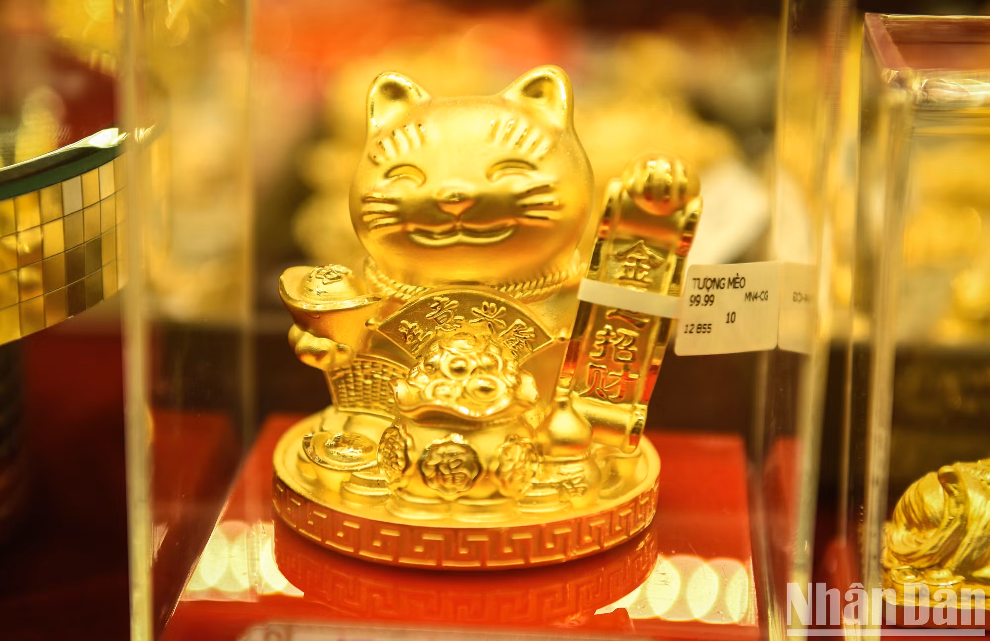 Venta de mascota del gato dorado. Según la creencia, este es un objeto que traerá suerte y riqueza a la familia del propietario.