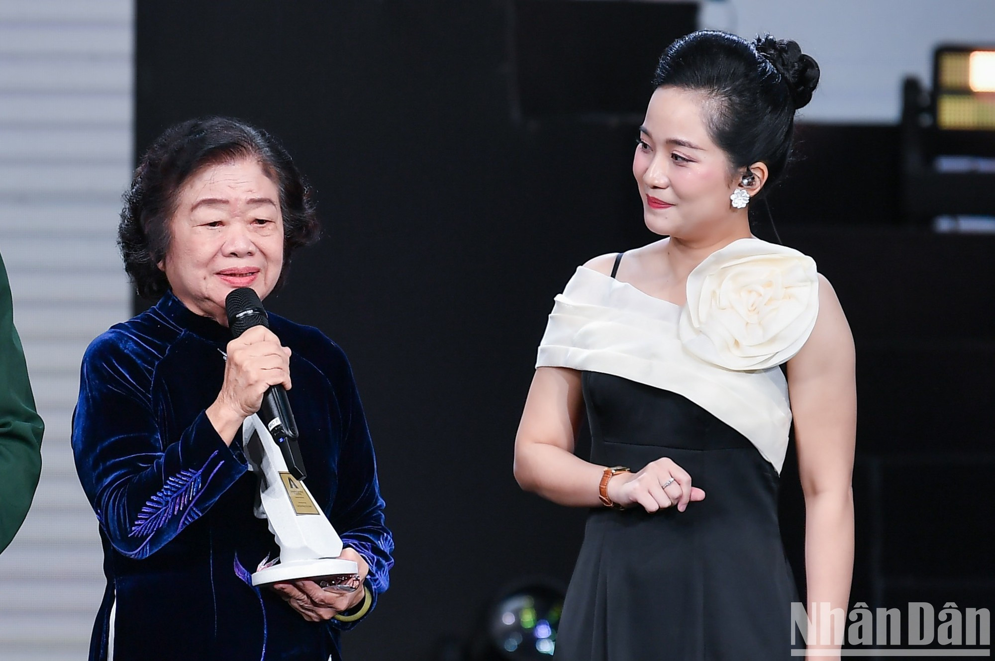 La exvicepresidenta de Vietnam, Truong My Hoa, en la ceremonia de entrega de premios. La exvicepresidenta de Vietnam, Truong My Hoa, en la ceremonia de entrega de premios.