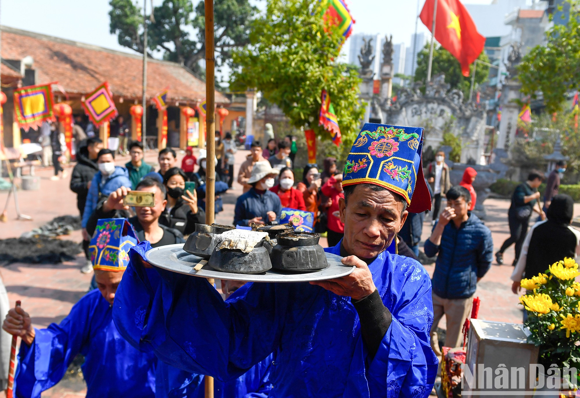 Se comprueba la calidad de cuatro ollas arroceras encontradas antes de ofrecerlas a los antepasados. Se comprueba la calidad de cuatro ollas arroceras encontradas antes de ofrecerlas a los antepasados.