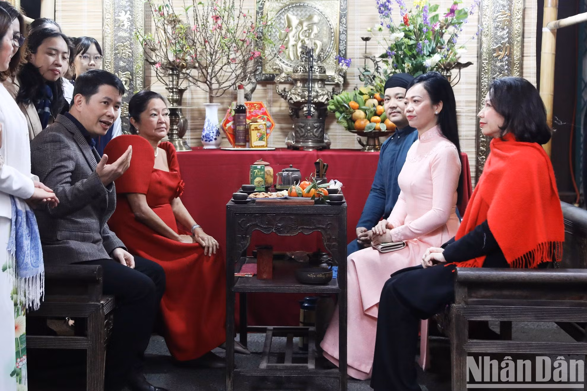 Ambas señoras disfrutan de un té y aprenden sobre la cultura tradicional vietnamita.