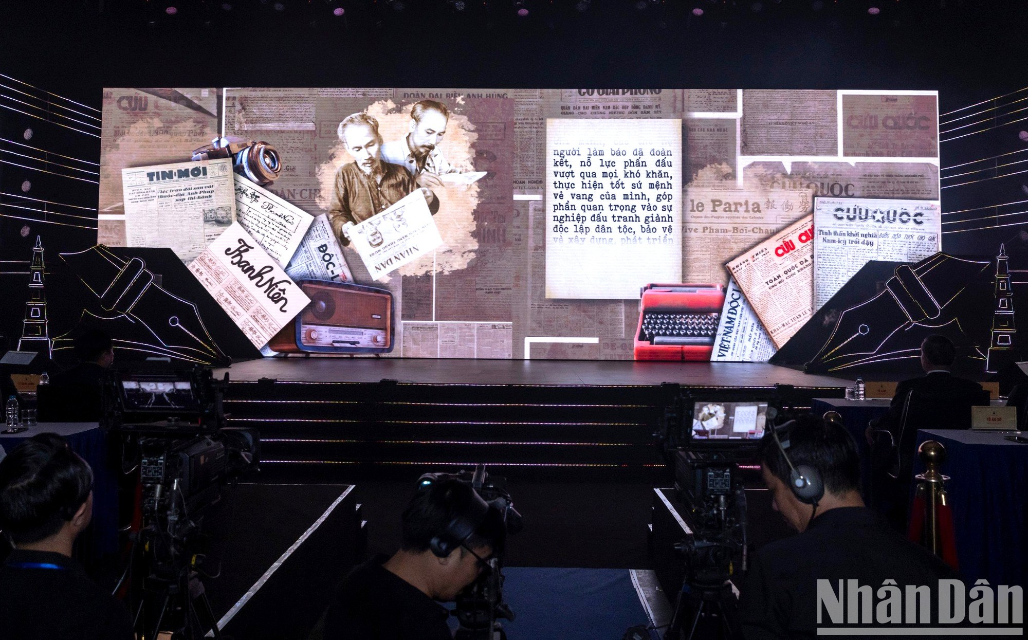 La imagen del Presidente Ho Chi Minh, el gran maestro del periodismo revolucionario de Vietnam, se muestra en la pantalla con impresionantes efectos visuales.
