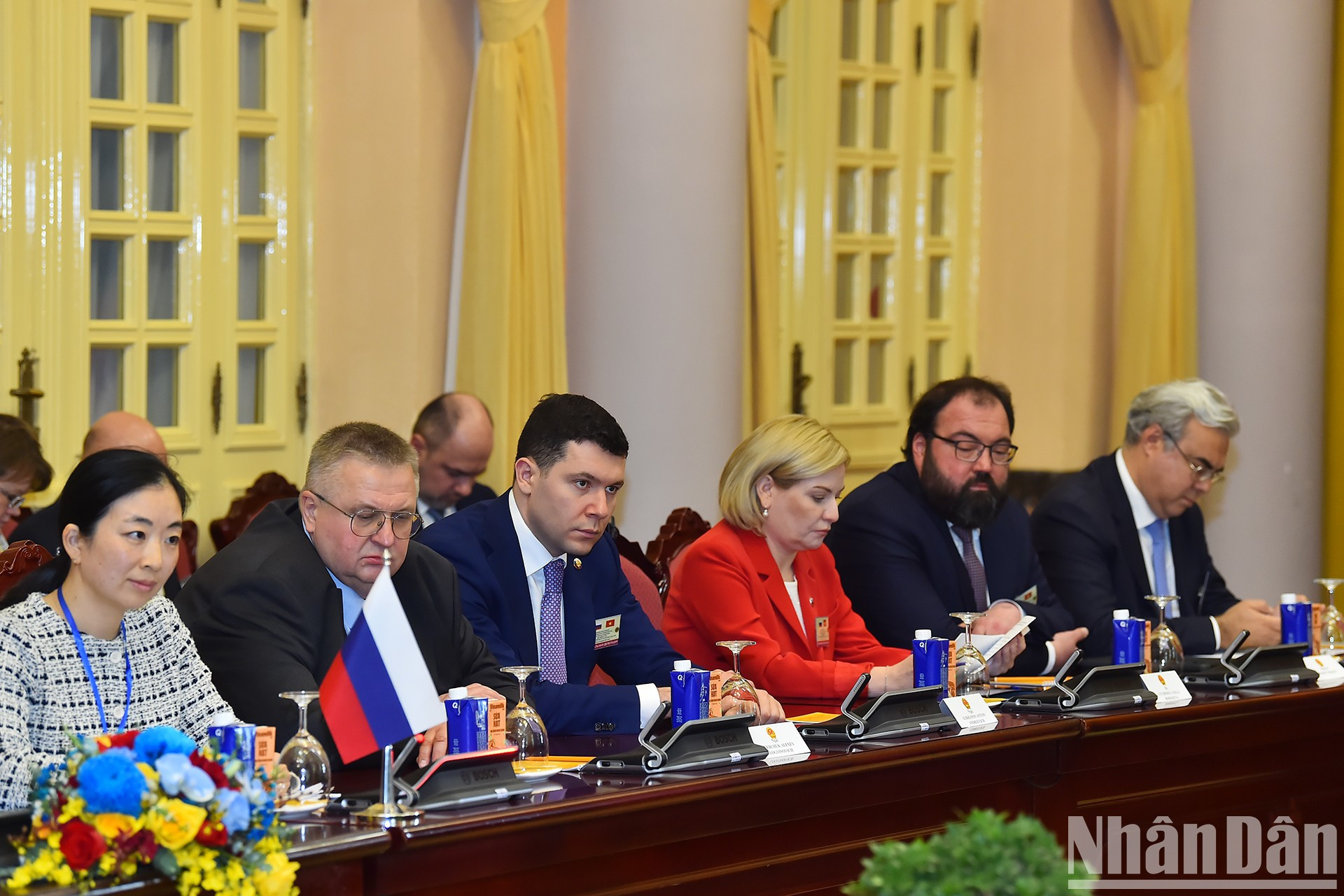 Los delegados acompañan al primer ministro de Rusia, Mijail Vladimirovich Mishustin.