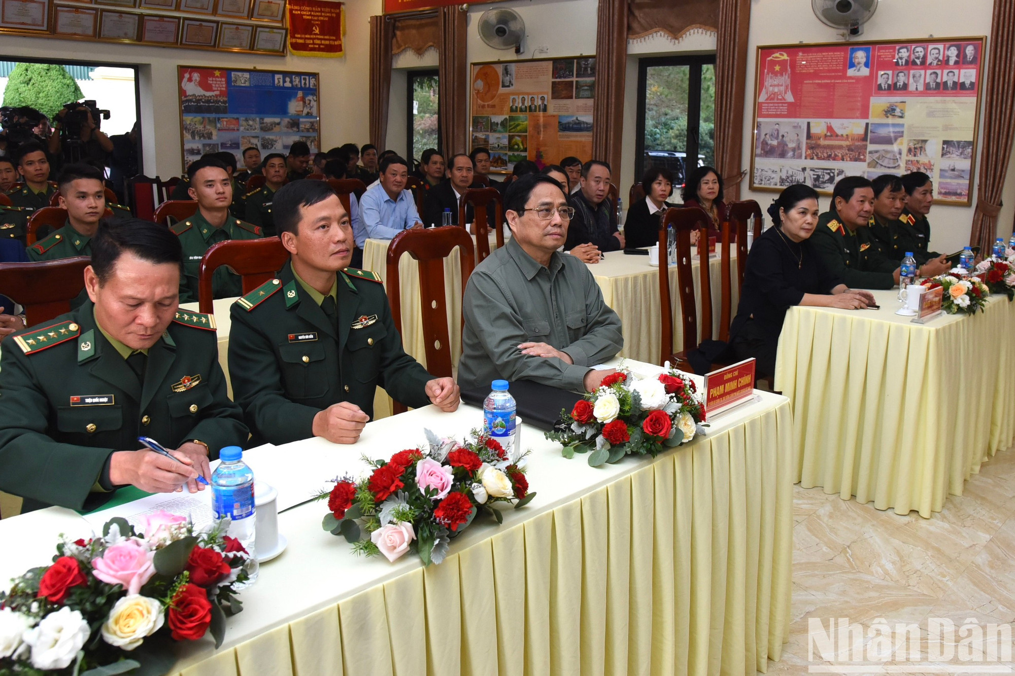 Minh Chinh escucha los informes sobre las actividades de la unidad. Minh Chinh escucha los informes sobre las actividades de la unidad.