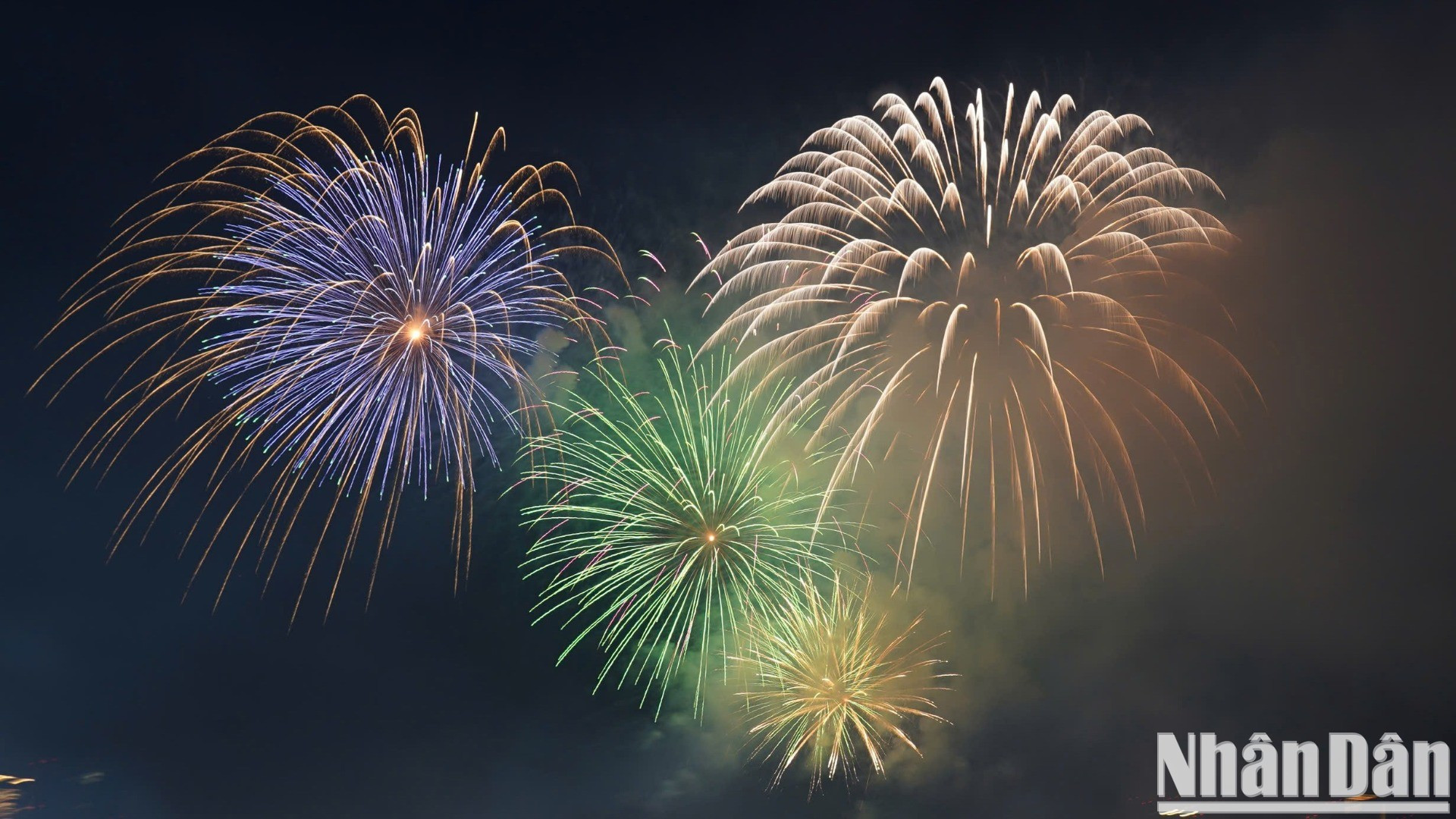 Los fuegos artificiales de gran altitud en el cielo de Ciudad Ho Chi Minh crean una escena poética y brillante, resaltando la belleza de la urbe en el momento del Año Nuevo. Los fuegos artificiales de gran altitud en el cielo de Ciudad Ho Chi Minh crean una escena poética y brillante, resaltando la belleza de la urbe en el momento del Año Nuevo.