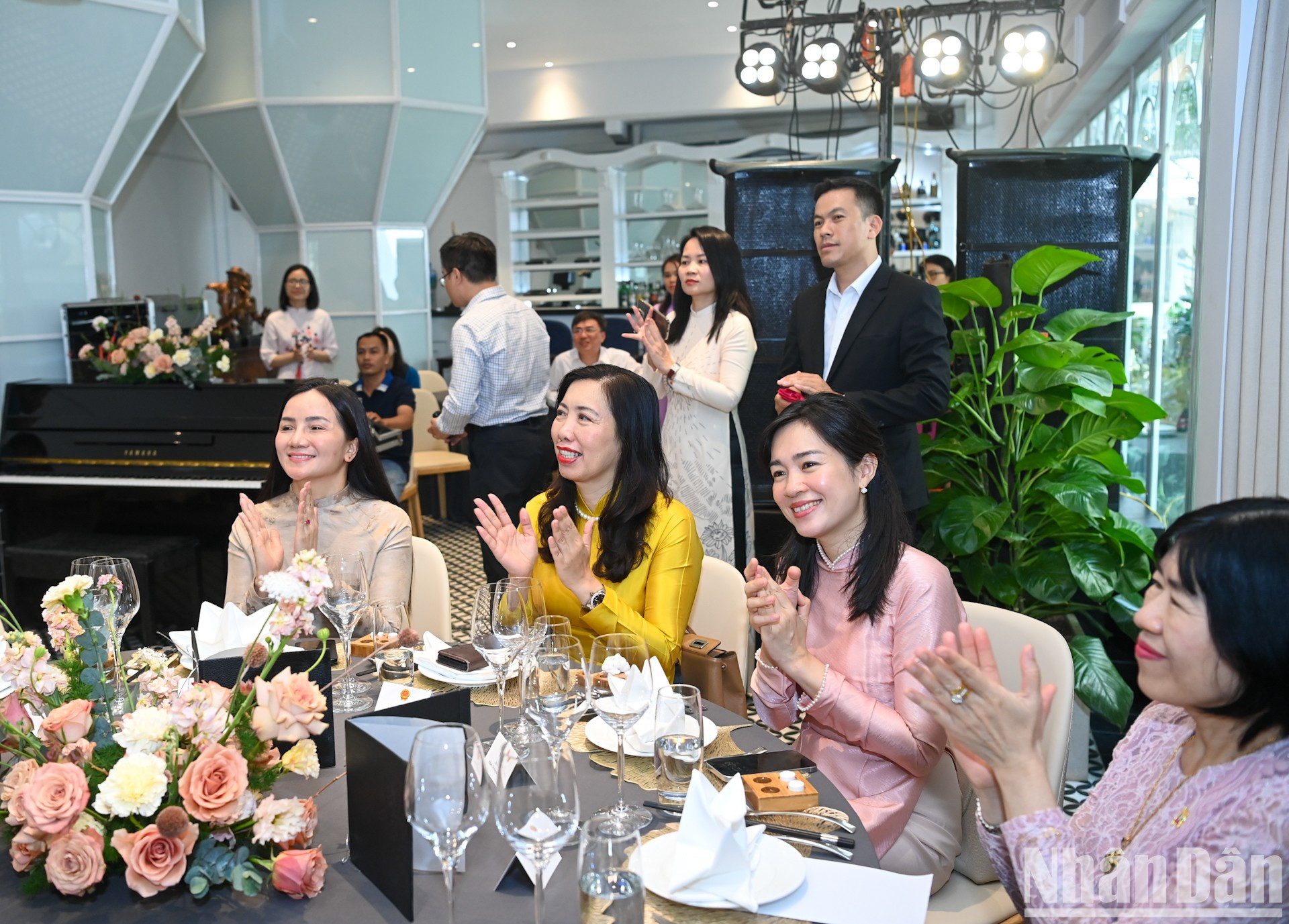 Miembros del Comité Ejecutivo del Grupo de Mujeres de la Comunidad de la Asean e invitados a la reunión.