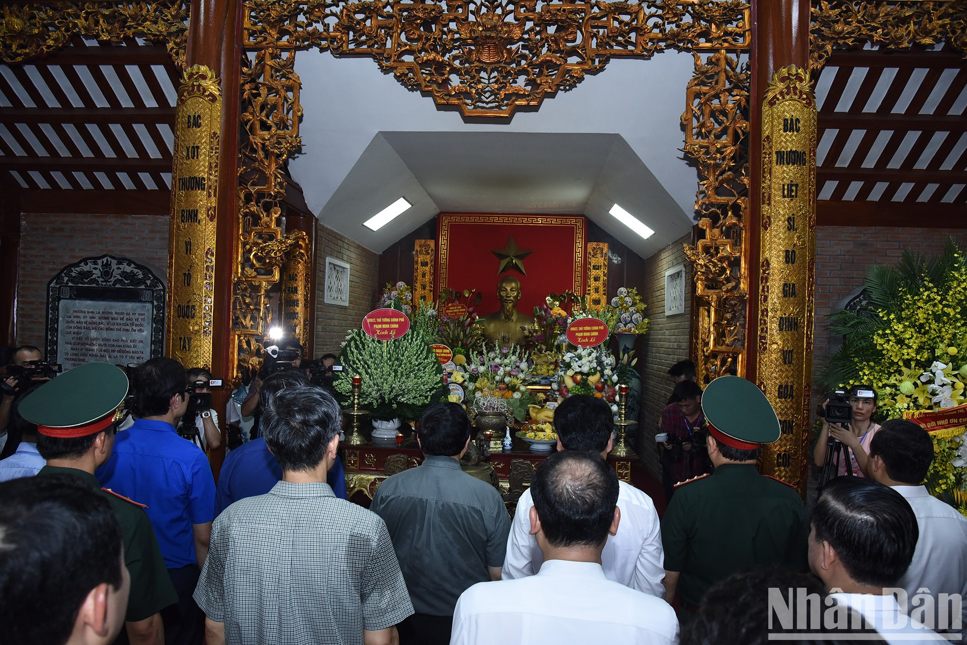 El jefe de Gobierno vietnamita rinde homenaje al Presidente Ho Chi Minh. El jefe de Gobierno vietnamita rinde homenaje al Presidente Ho Chi Minh.