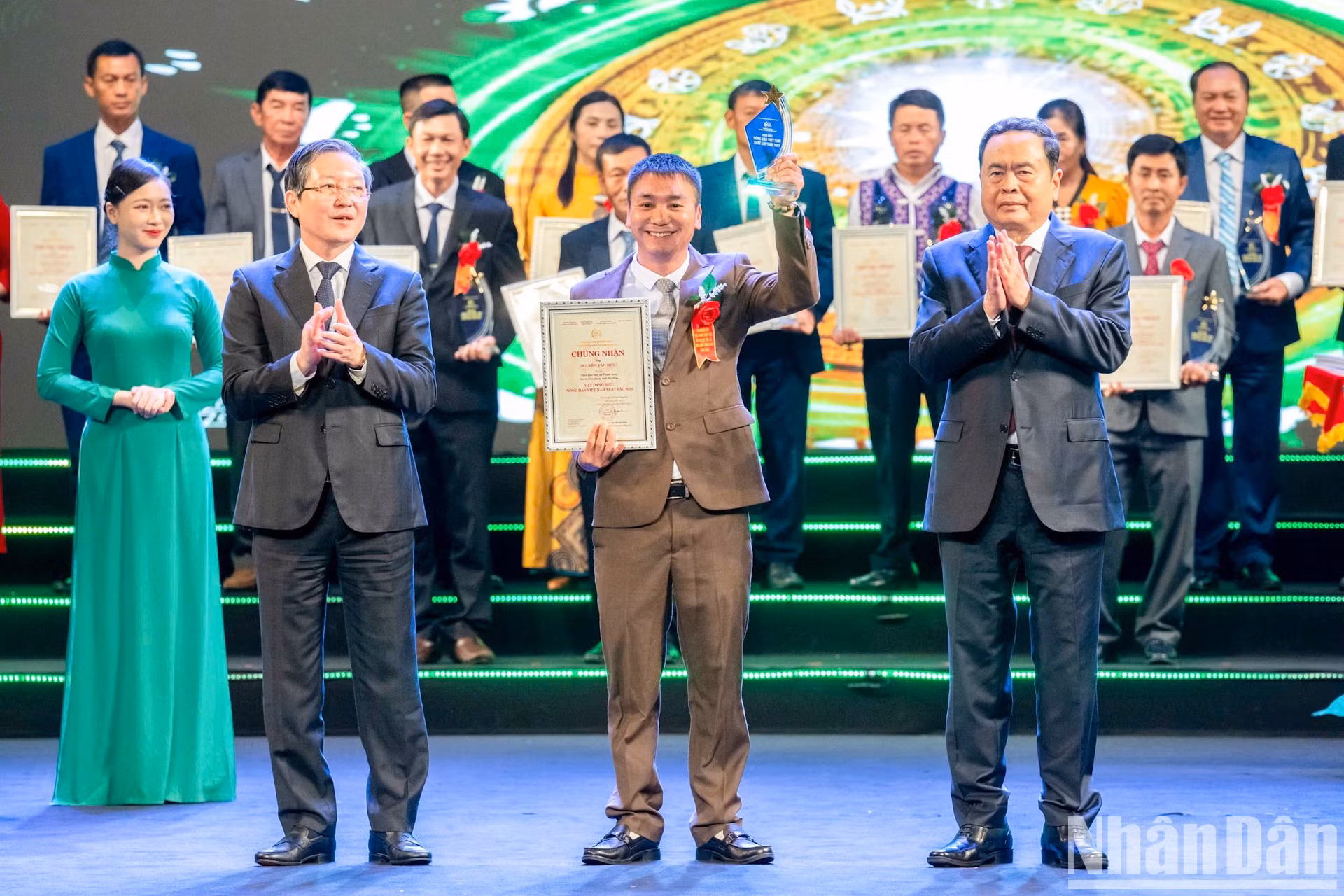 El titular del Parlamento vietnamita, Tran Thanh Man, y el presidente de la Asociación de Agricultores de Vietnam, Luong Quoc Doan, entregan certificados de reconocimiento y copas a destacados agricultores vietnamitas. El titular del Parlamento vietnamita, Tran Thanh Man, y el presidente de la Asociación de Agricultores de Vietnam, Luong Quoc Doan, entregan certificados de reconocimiento y copas a destacados agricultores vietnamitas.