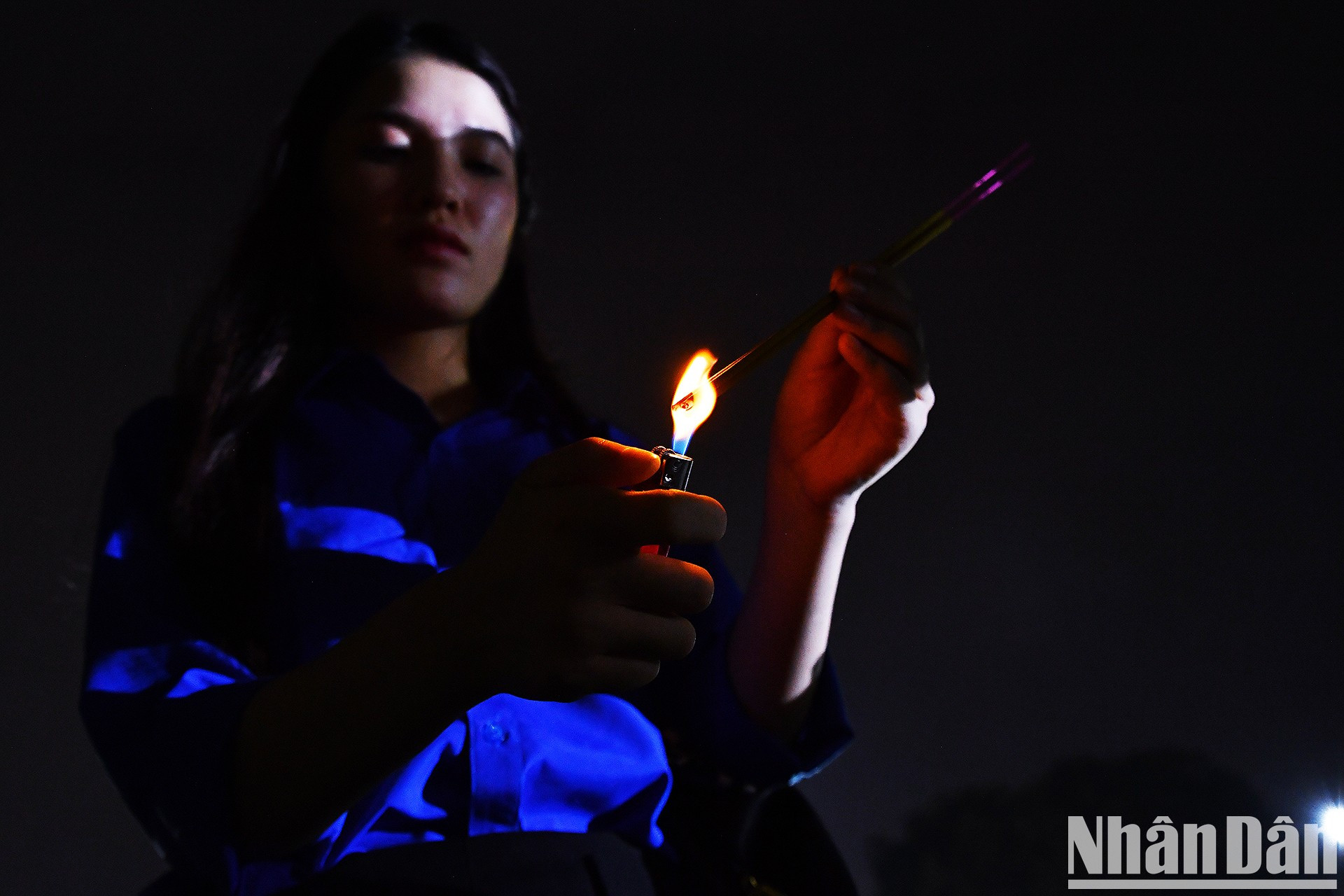 Jóvenes hanoyenses encienden velas en tributo a los mártires ảnh 3 Jóvenes hanoyenses encienden velas en tributo a los mártires ảnh 3