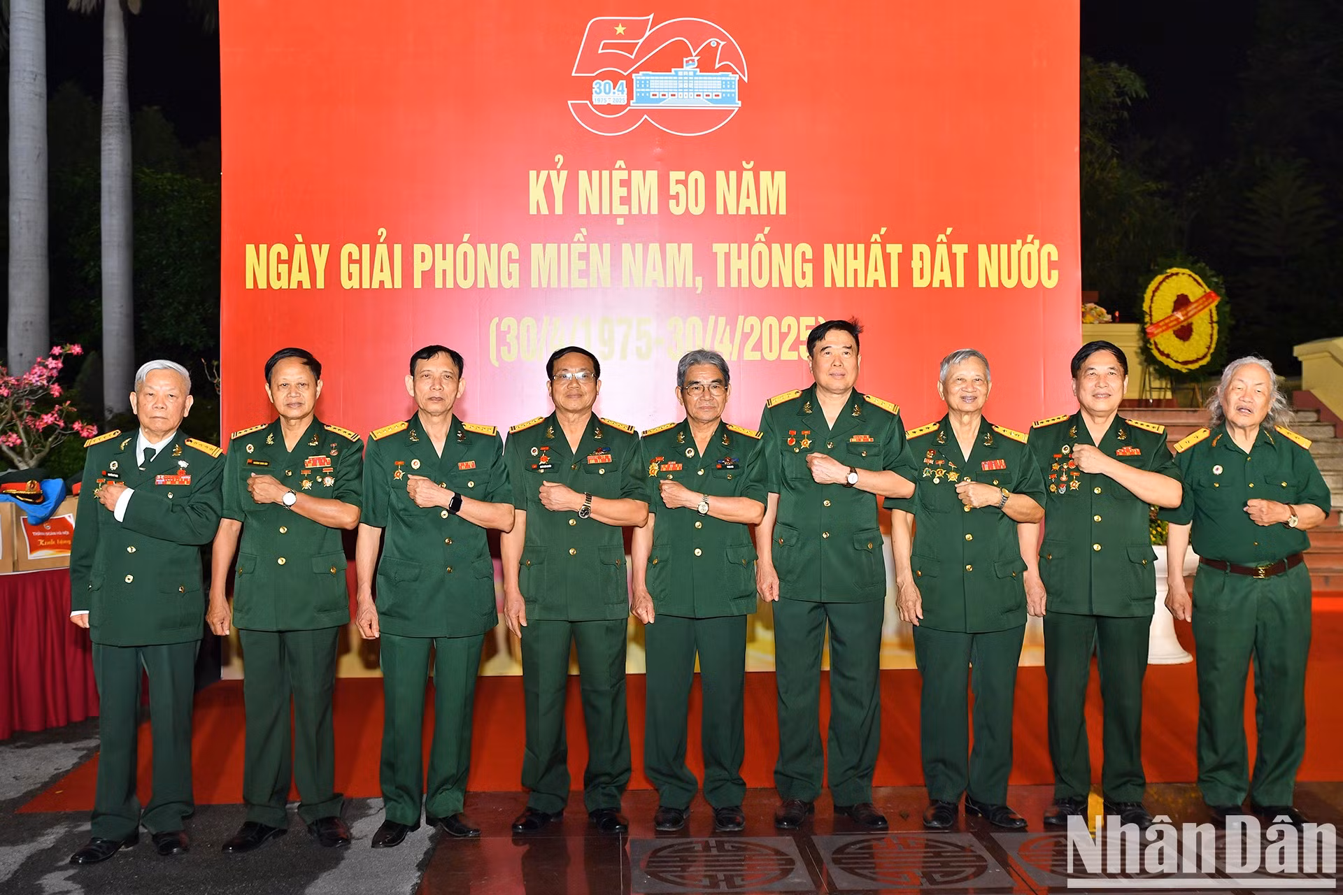 Jóvenes hanoyenses encienden velas en tributo a los mártires ảnh 1