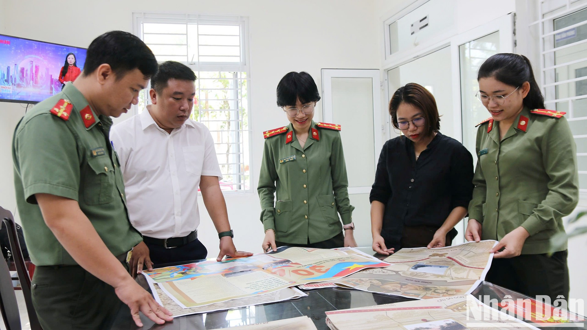 En la mañana del 29 de abril, alrededor de mil publicaciones especiales con motivo del 50º aniversario de la Liberación del Sur y la Reunificación Nacional se entregan a los lectores de la provincia de Quang Nam.