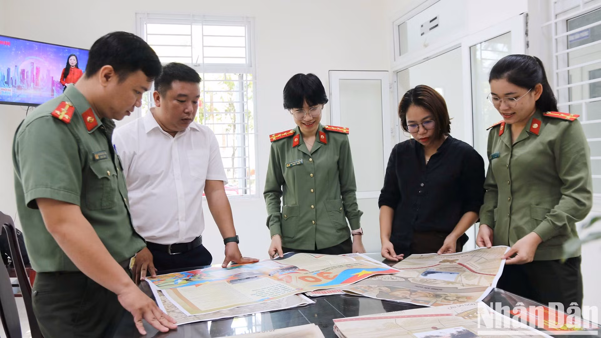 En la mañana del 29 de abril, alrededor de mil publicaciones especiales con motivo del 50º aniversario de la Liberación del Sur y la Reunificación Nacional se entregan a los lectores de la provincia de Quang Nam. En la mañana del 29 de abril, alrededor de mil publicaciones especiales con motivo del 50º aniversario de la Liberación del Sur y la Reunificación Nacional se entregan a los lectores de la provincia de Quang Nam.
