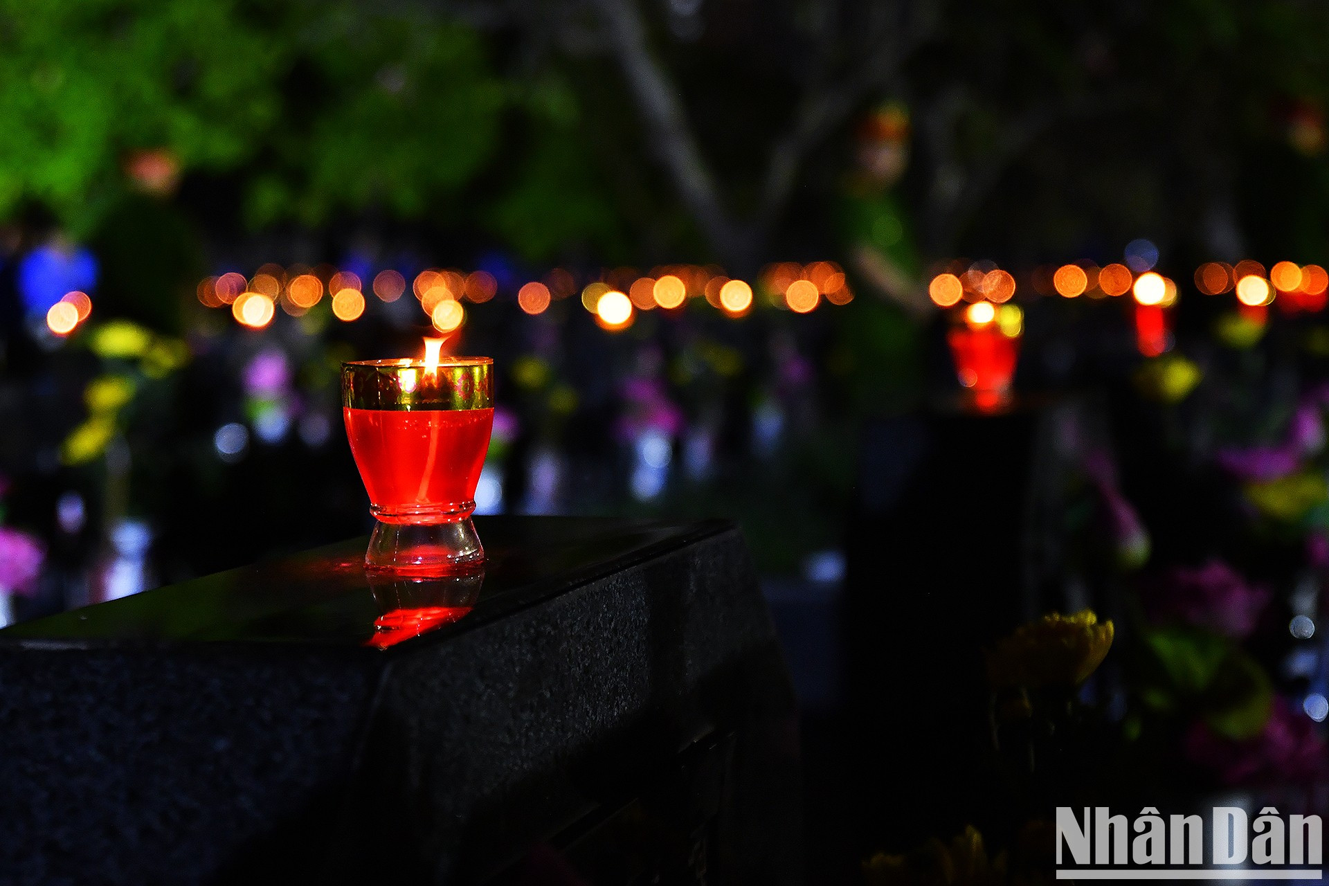 Jóvenes hanoyenses encienden velas en tributo a los mártires ảnh 5 Jóvenes hanoyenses encienden velas en tributo a los mártires ảnh 5