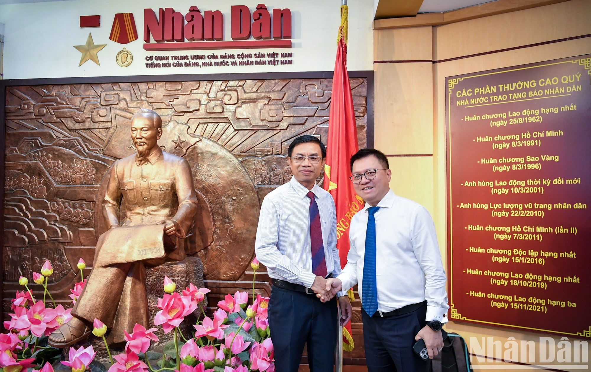 El presidente editor del periódico Nhan Dan, Le Quoc Minh y el vicepresidente editor del diario Pasaxon, Syvanh Homsayadeth, en la Casa Memorial del periódico Nhan Dan. El presidente editor del periódico Nhan Dan, Le Quoc Minh y el vicepresidente editor del diario Pasaxon, Syvanh Homsayadeth, en la Casa Memorial del periódico Nhan Dan.